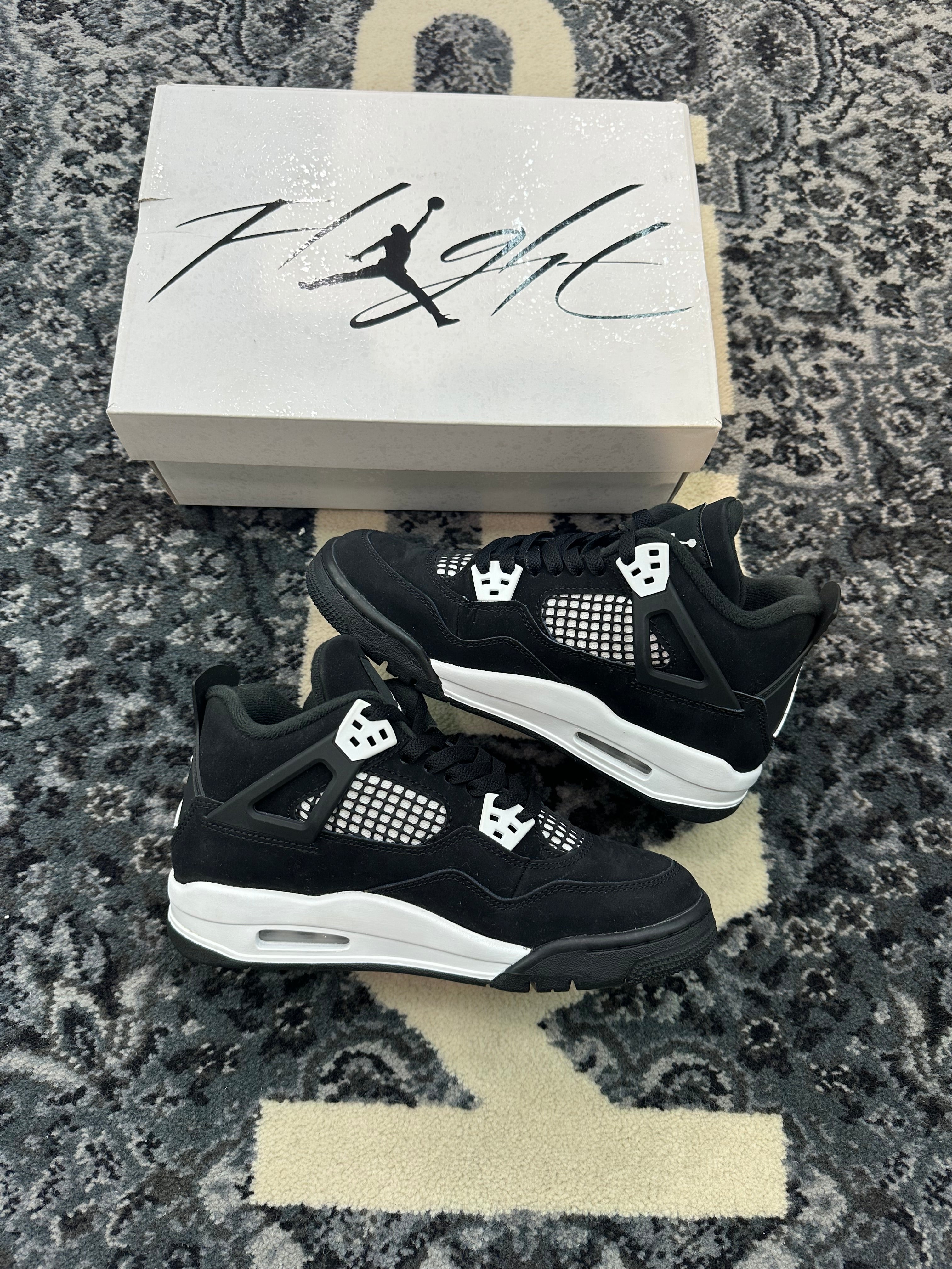 Jordan 4 “White Thunder”