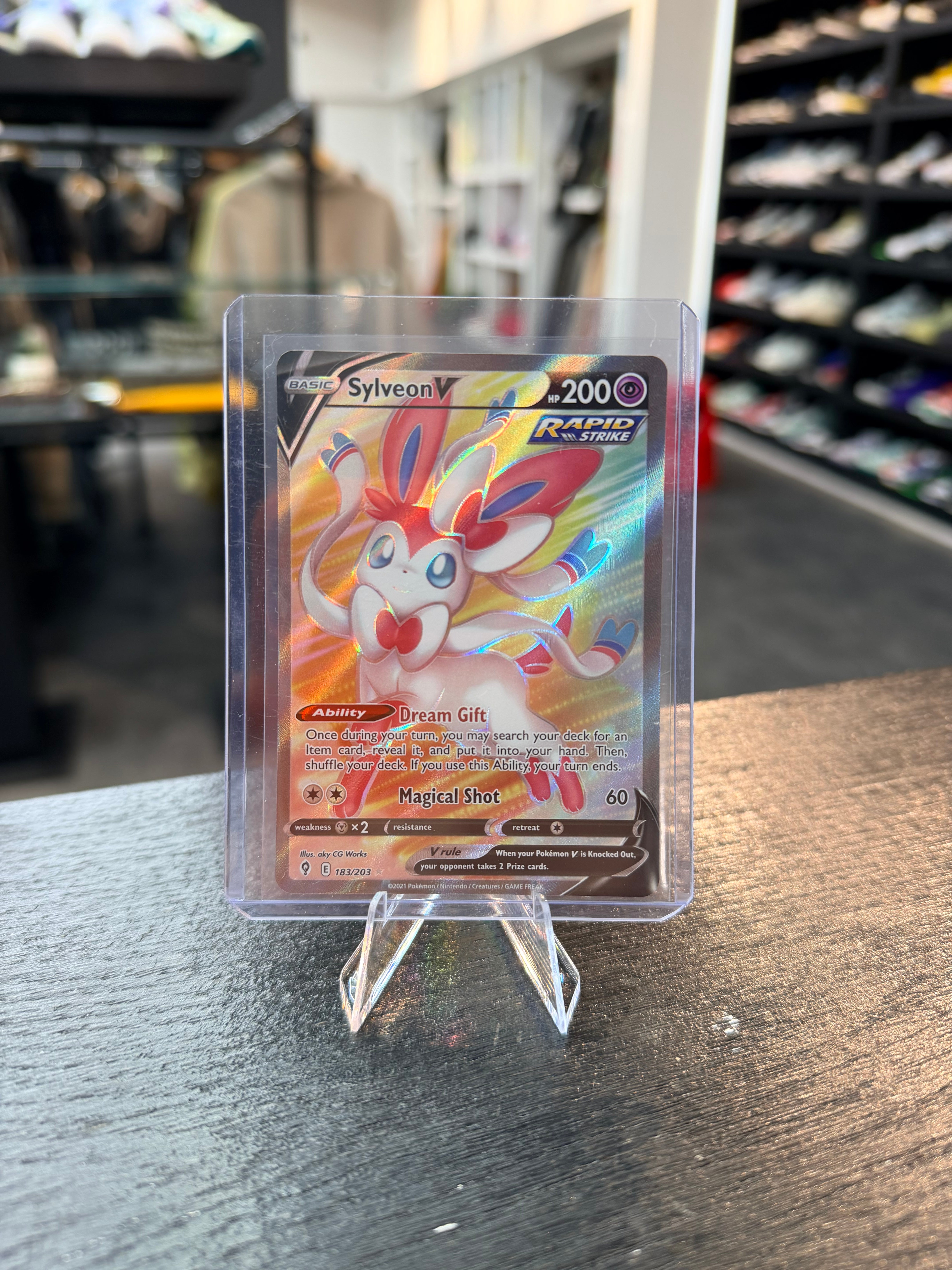 Sylveon V (Full Art) 183/203