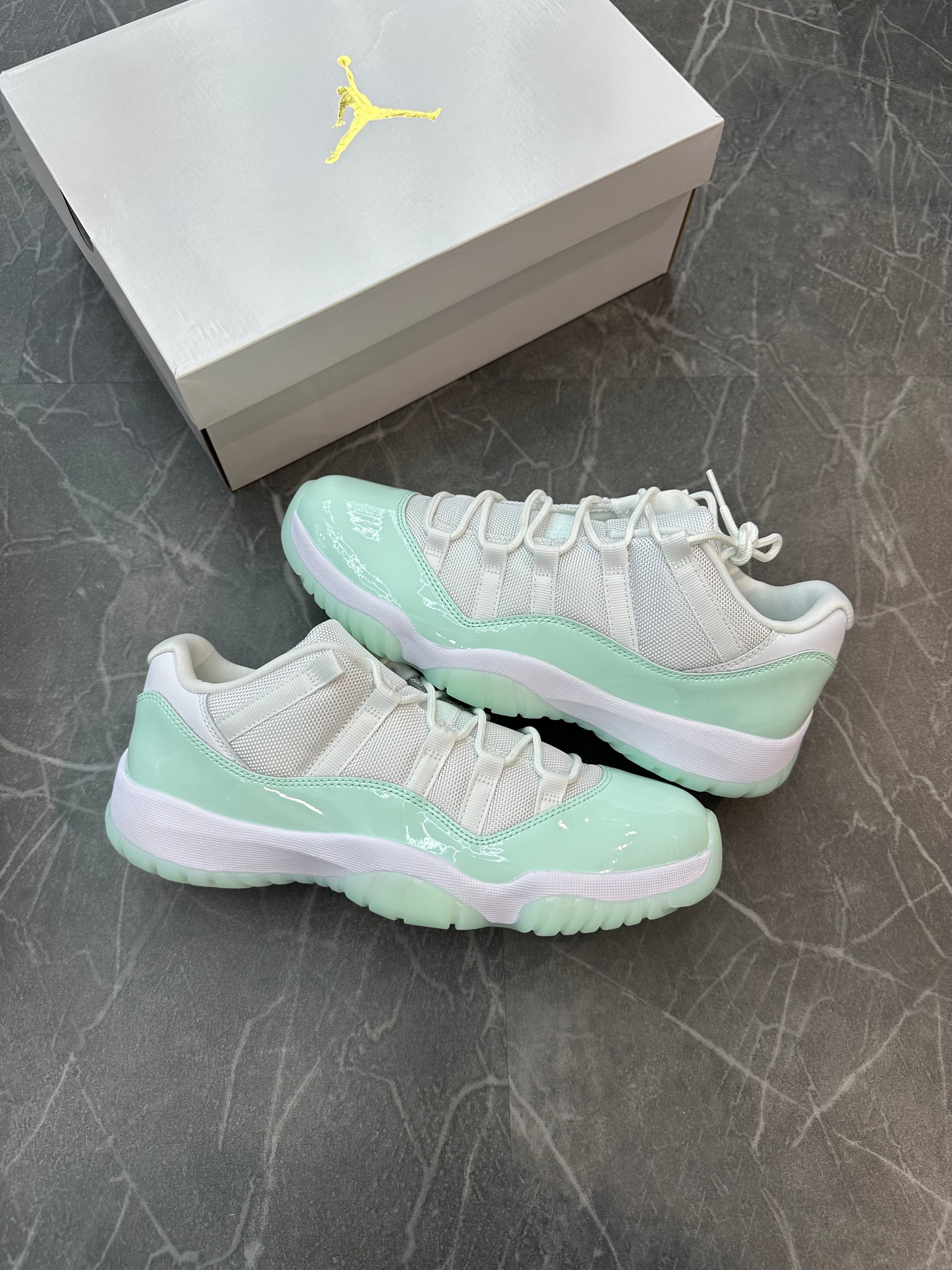 Jordan 11 Low “Igloo”