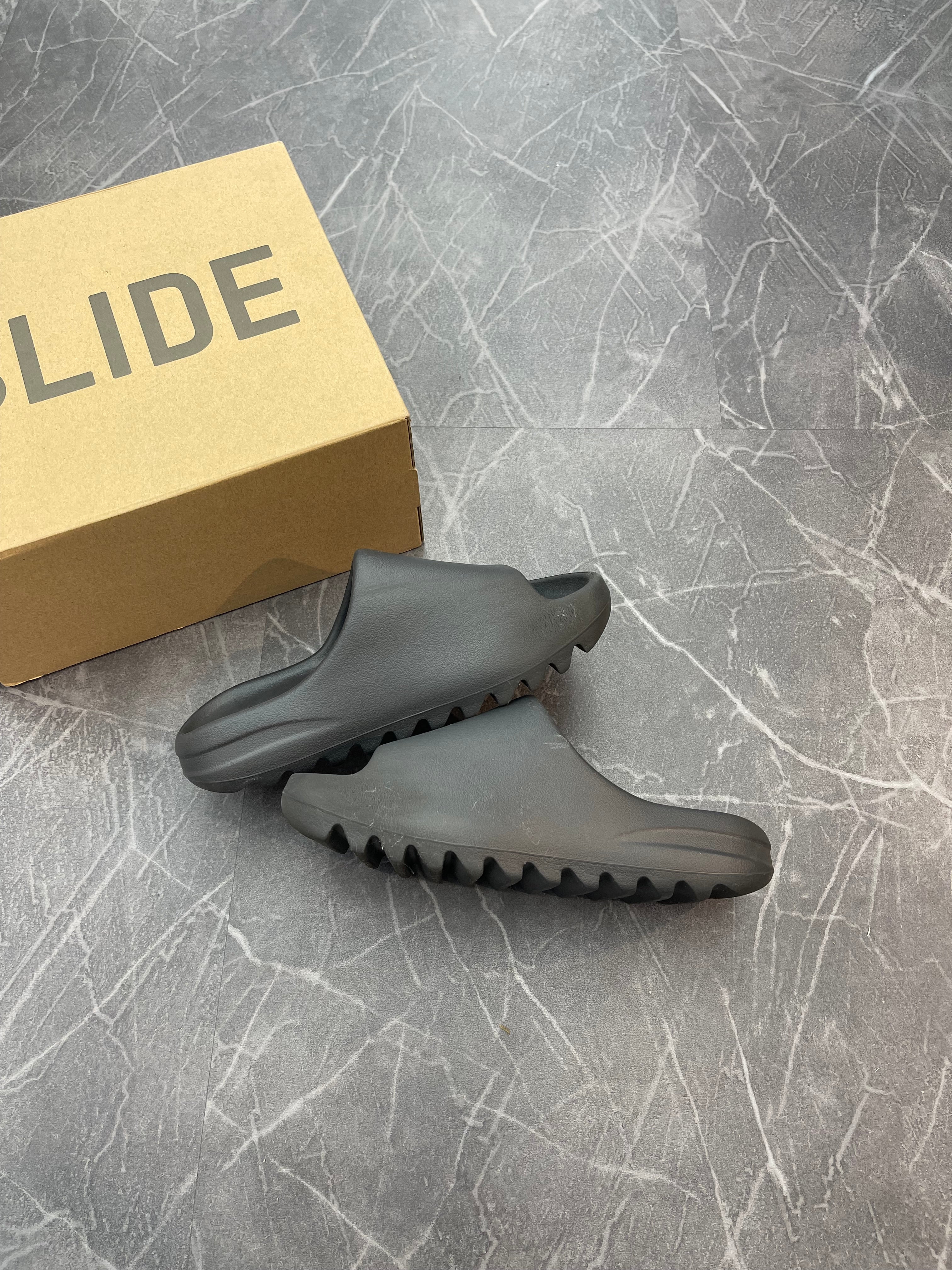 Yeezy Slide “Onyx”