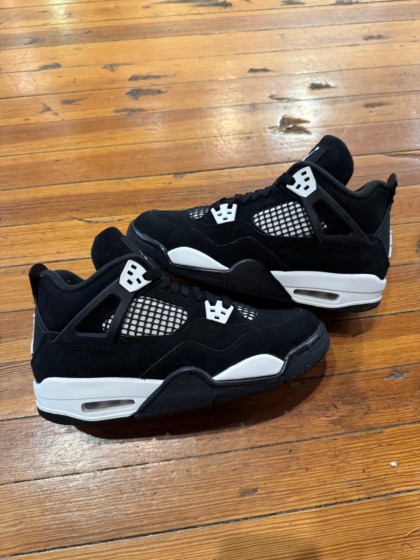 Jordan 4 “White Thunder”