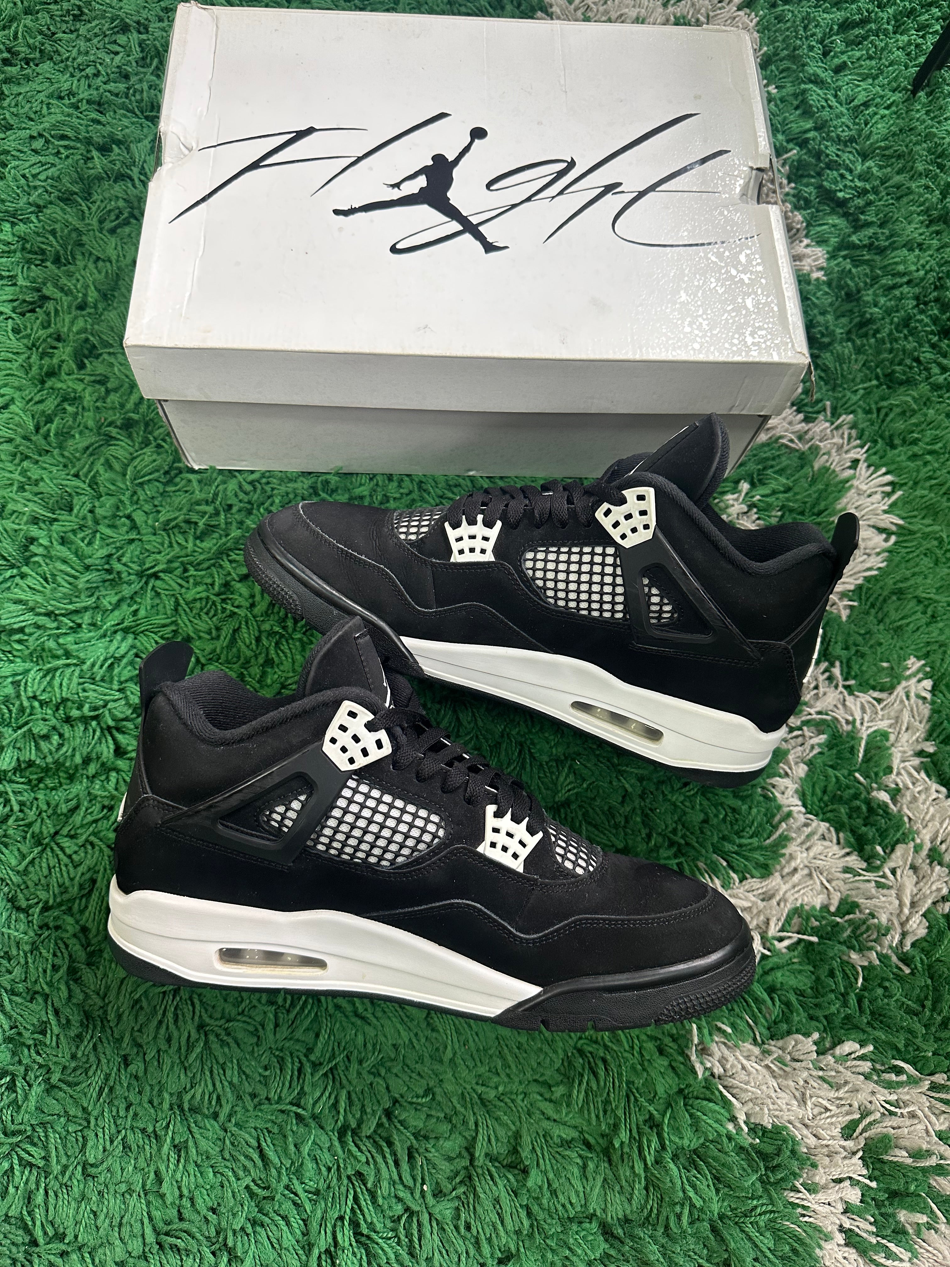 Jordan 4 “White Thunder”