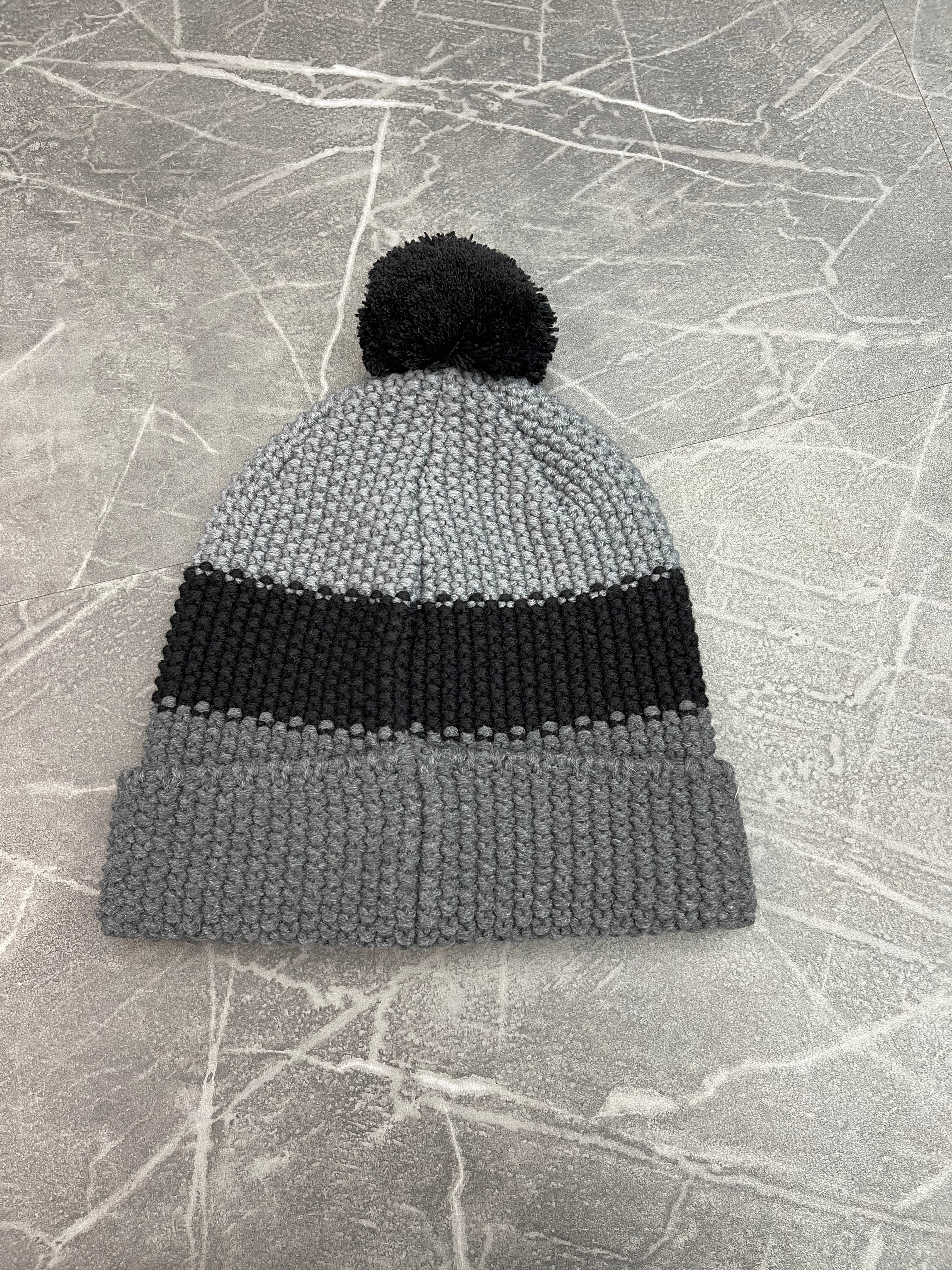 Supreme Alpine Beanie “Black / Grey”