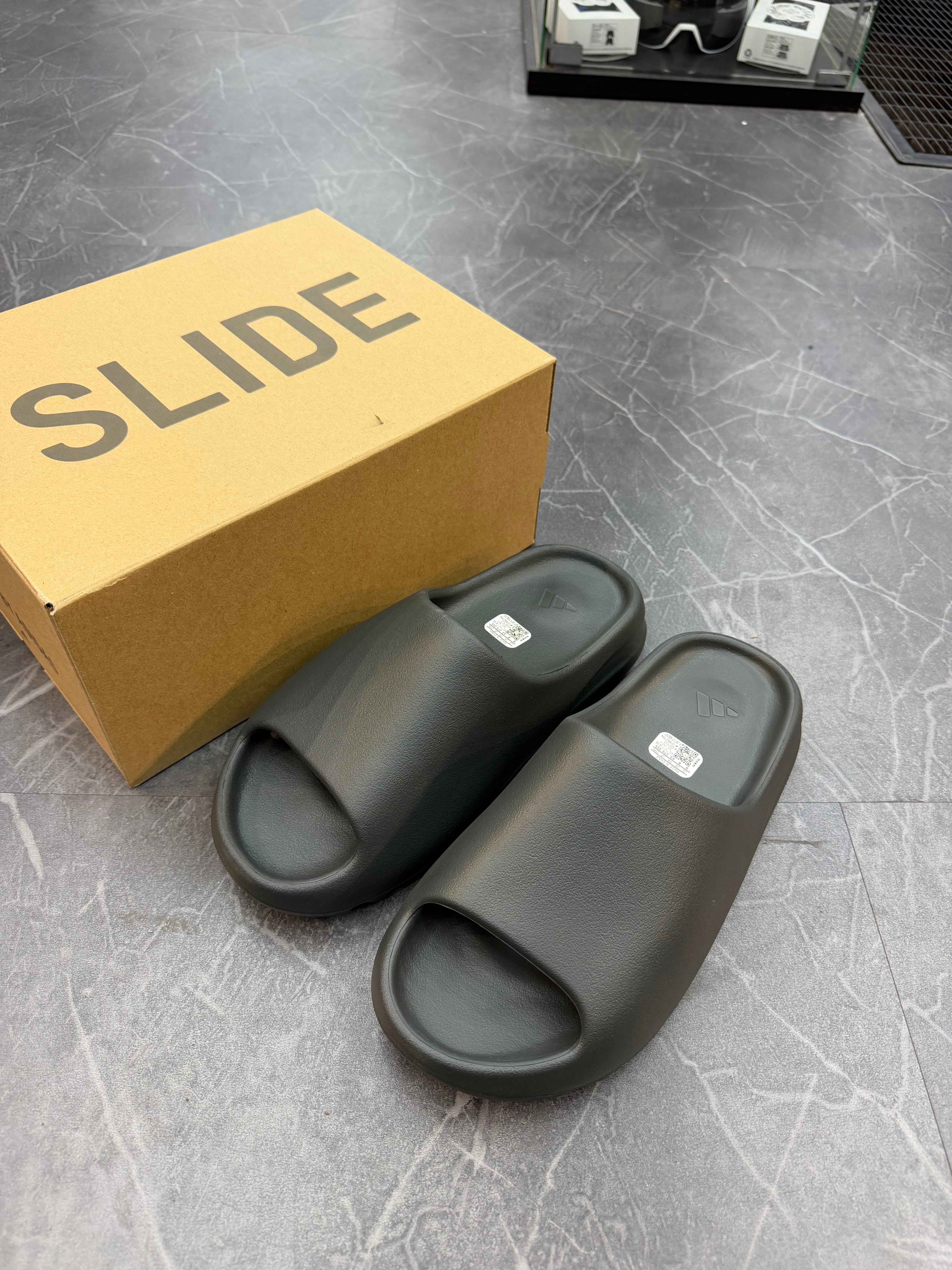 Yeezy Slide “Dark Onyx”