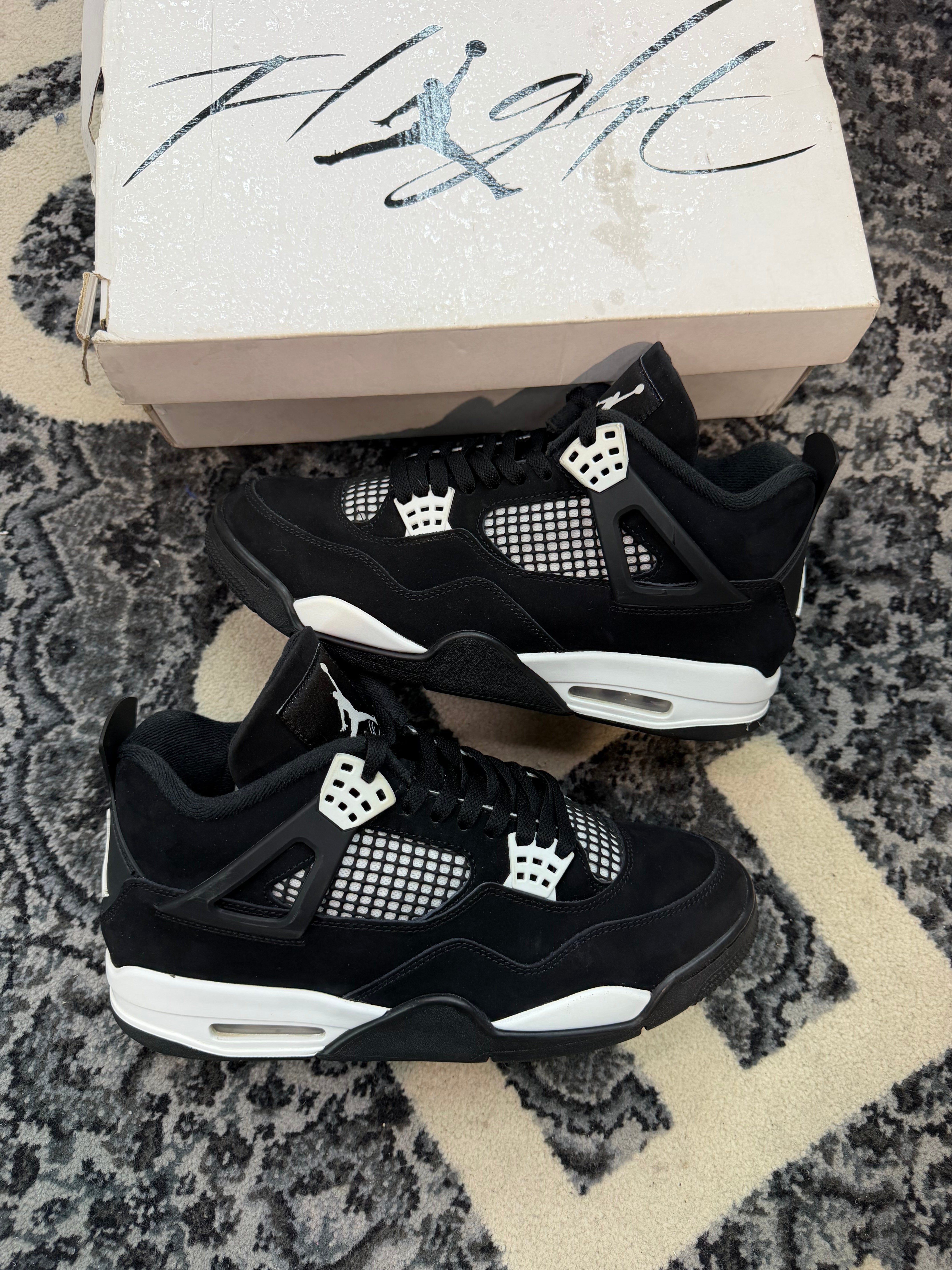 Jordan 4 “White Thunder”