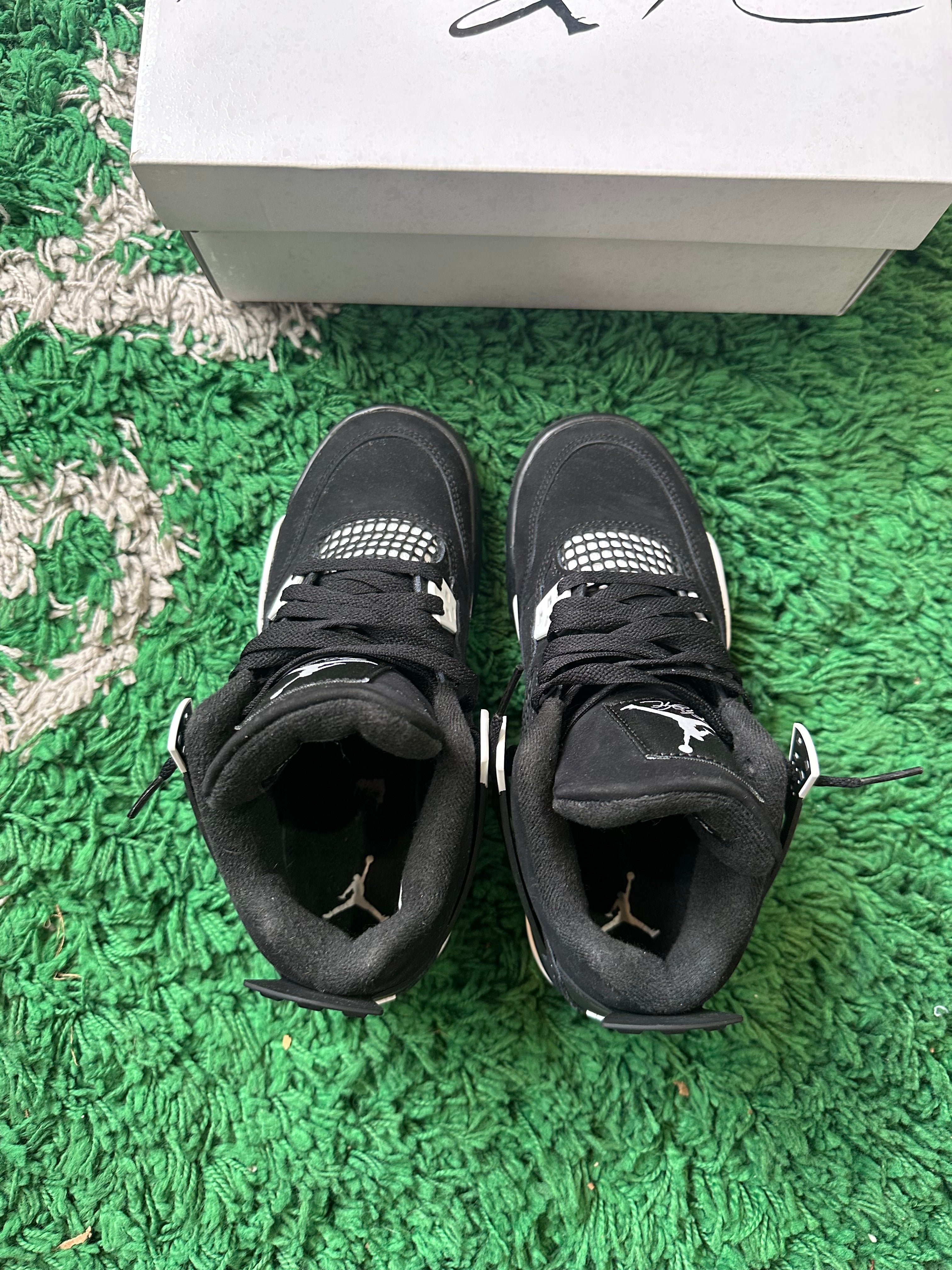 Jordan 4 “White Thunder”