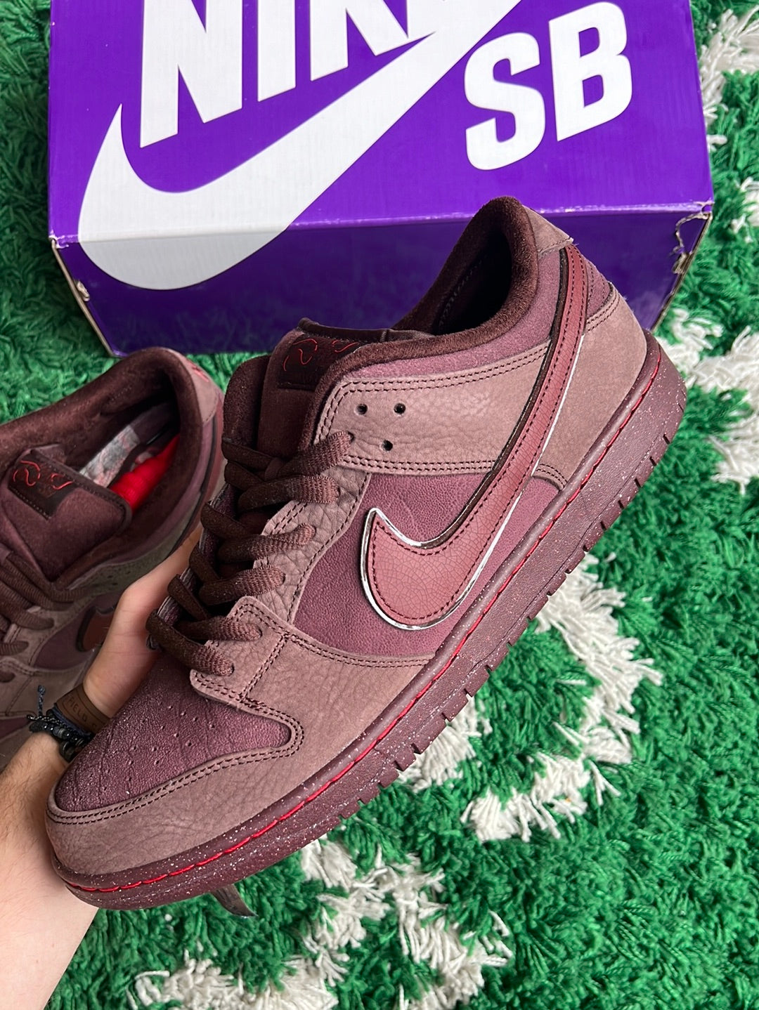Nike SB Dunk Low “City of Love”