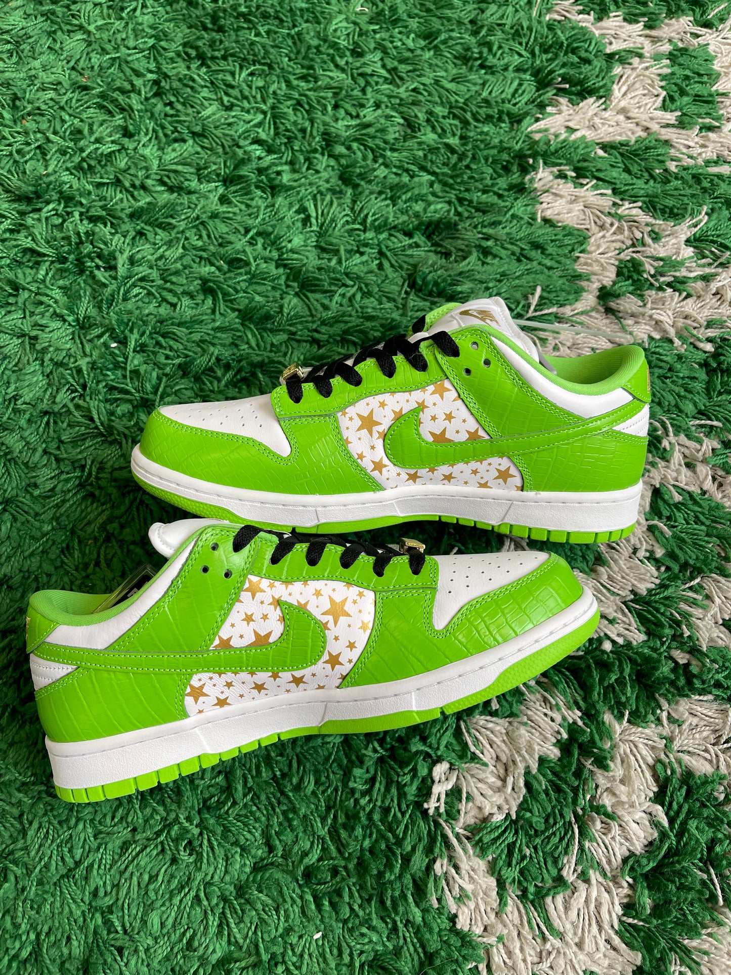 Nike Dunk Low SB x Supreme “Mean Green”