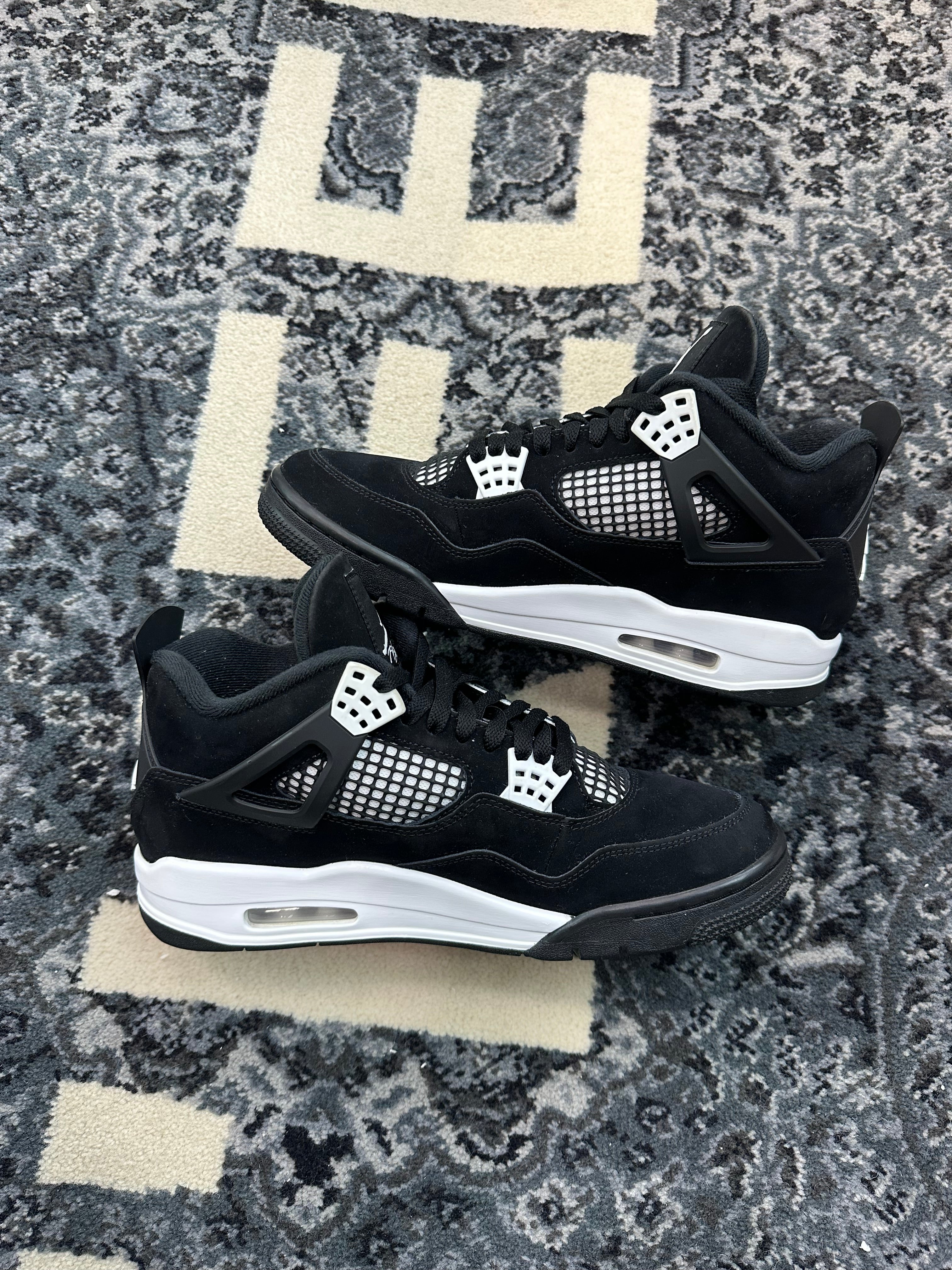 Jordan 4 “White Thunder”