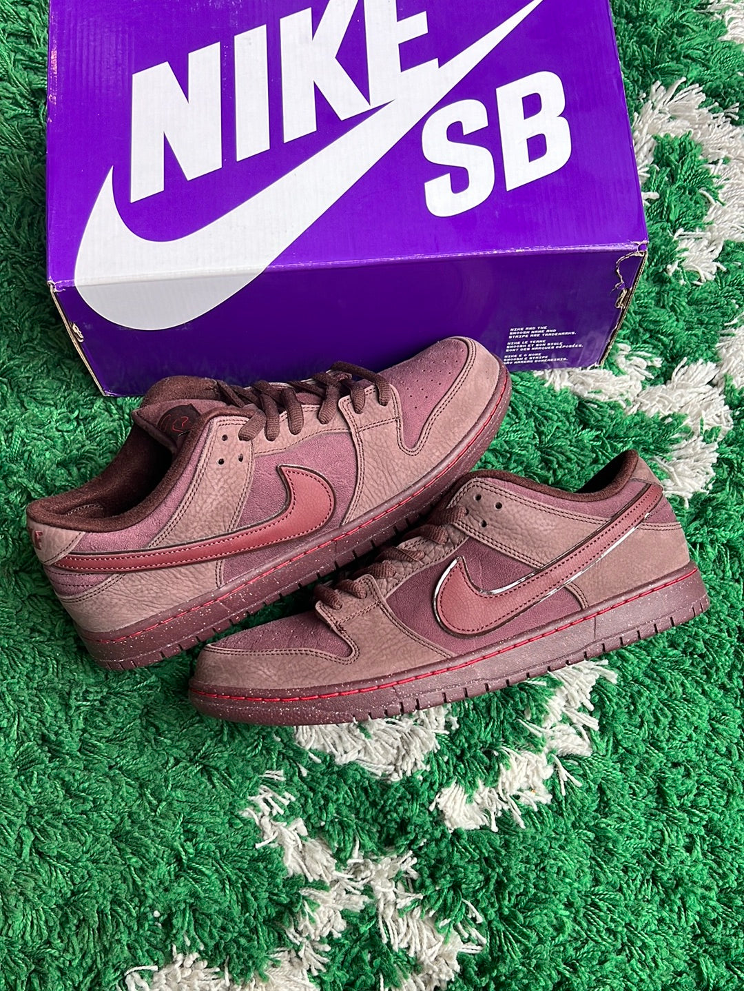 Nike SB Dunk Low “City of Love”