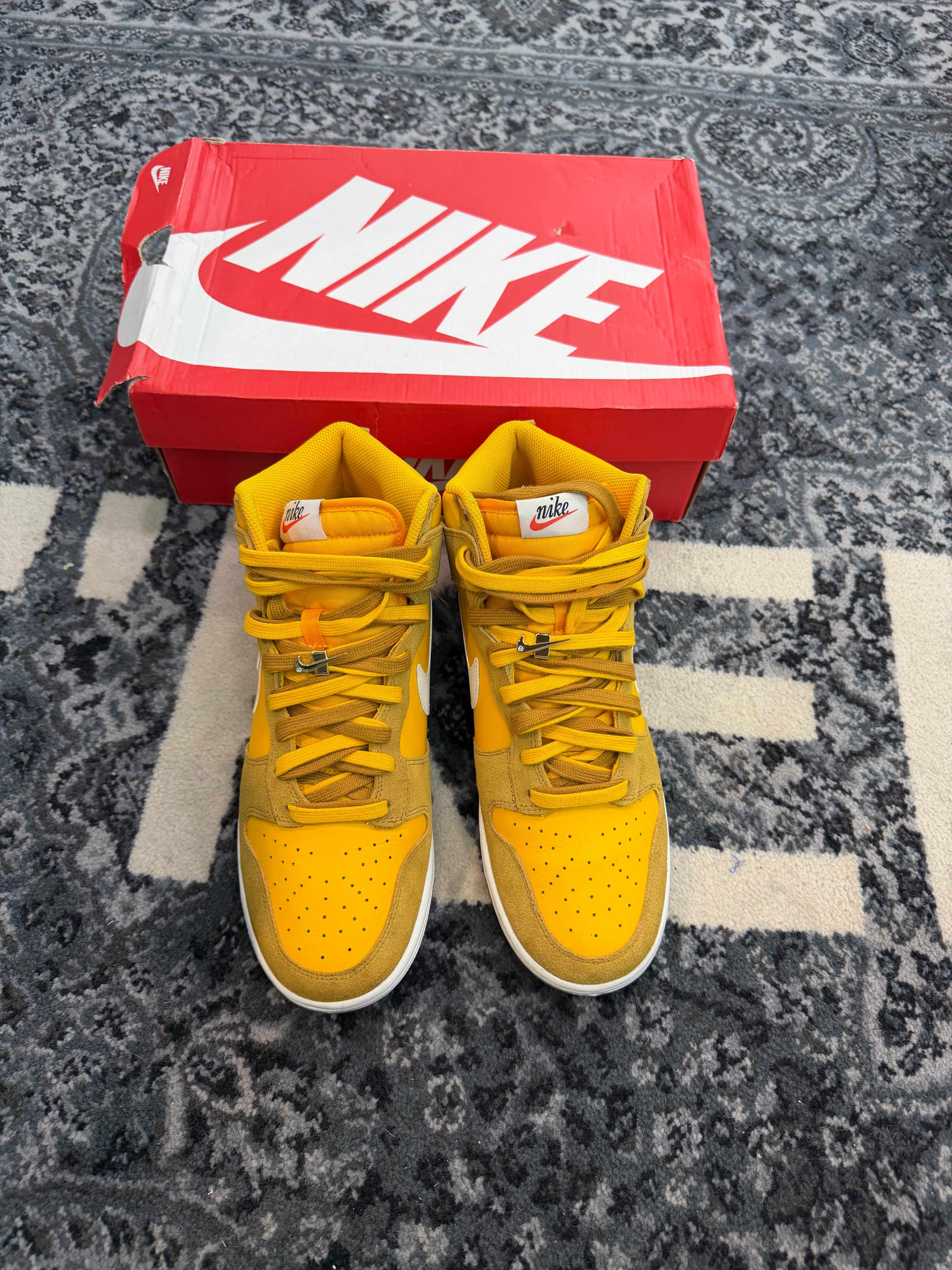 Nike Dunk High “First Use University Gold”