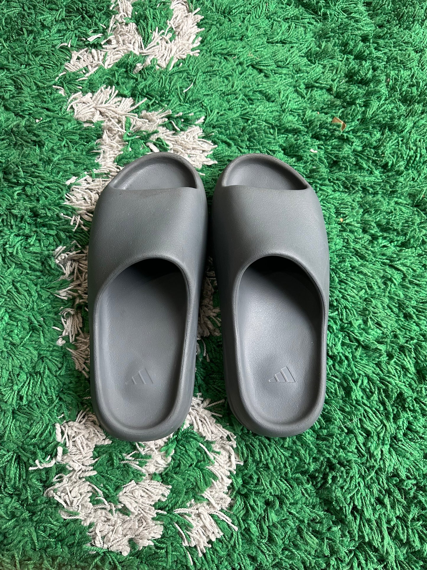 Yeezy Slide “Slate Grey”