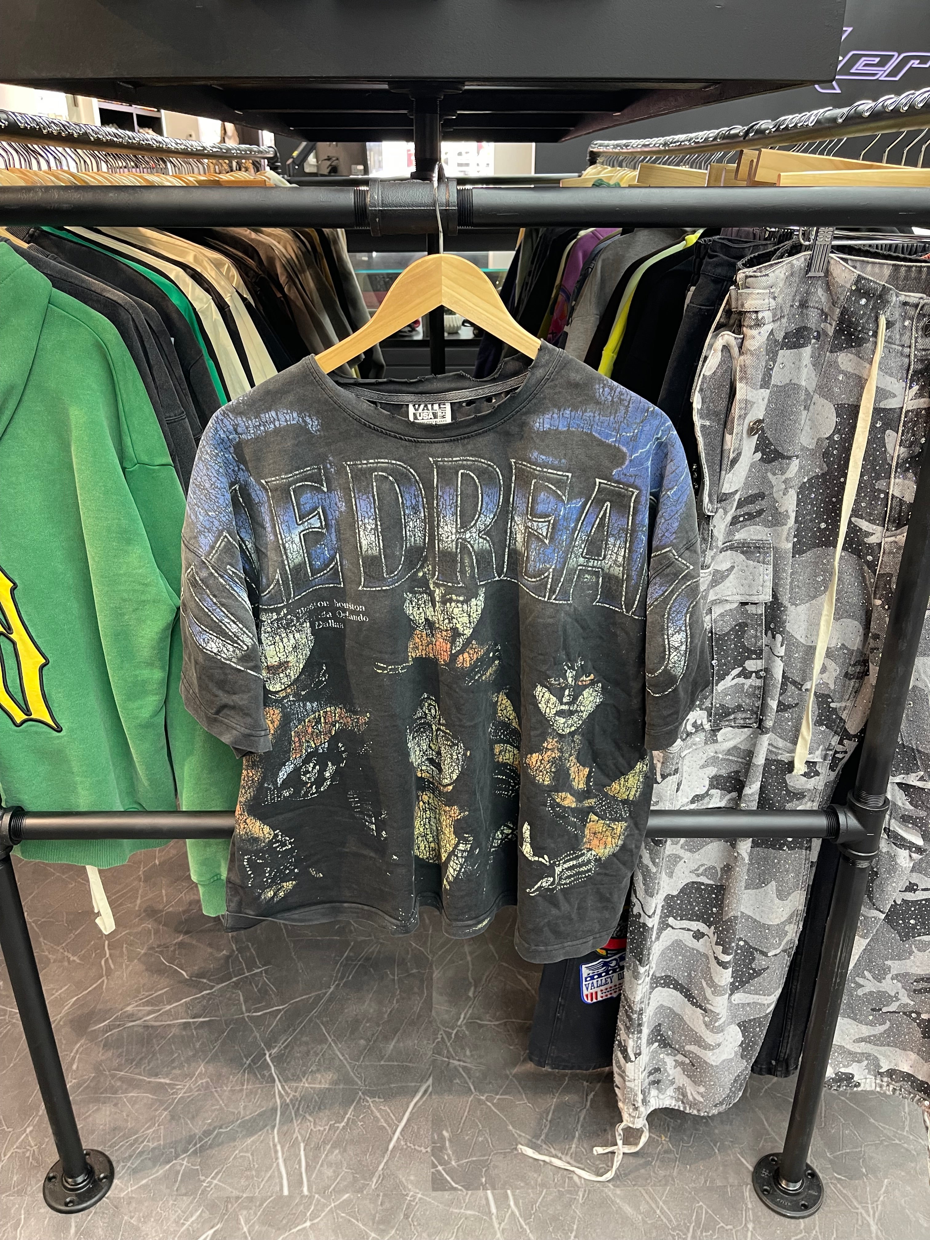 Vale Forever Kiss Tee “Black”