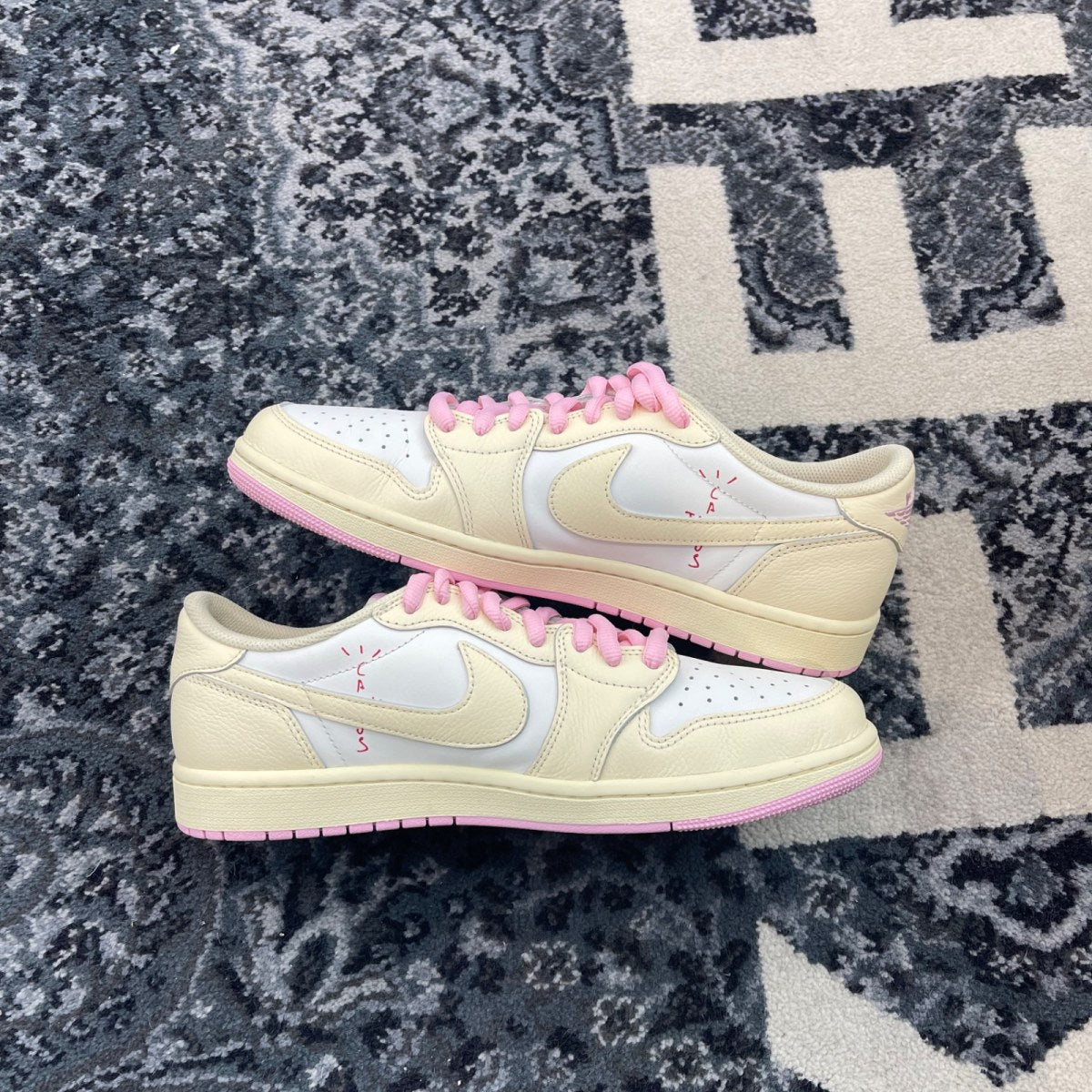 Jordan 1 Retro Low OG SP Travis Scott Shy Pink - Image 2