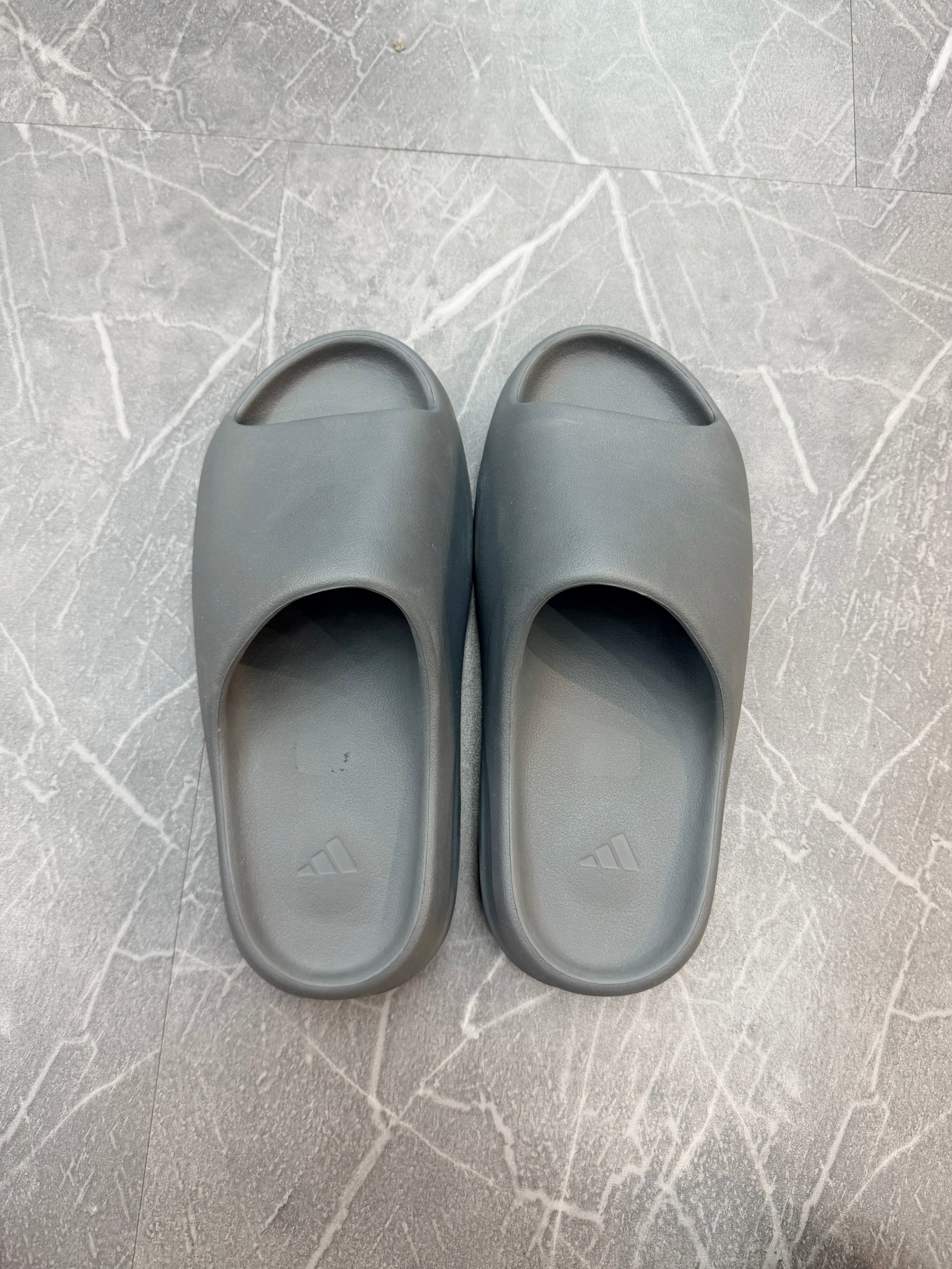 Yeezy Slide “Slate Grey”