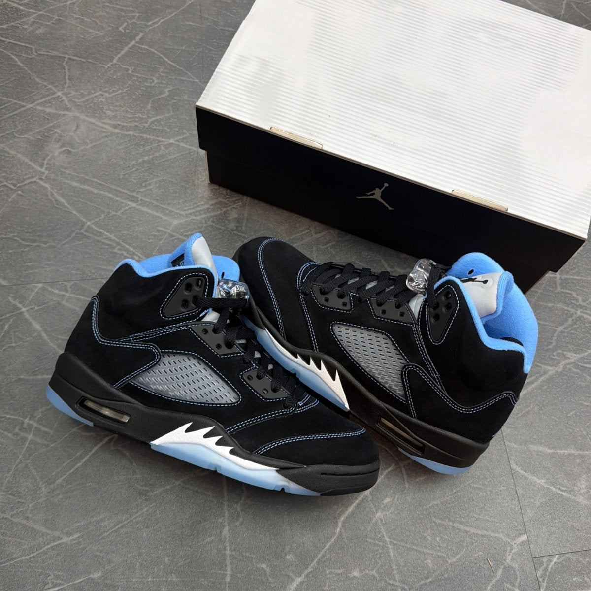 Jordan 5 Retro Black University Blue (2026) - Image 2