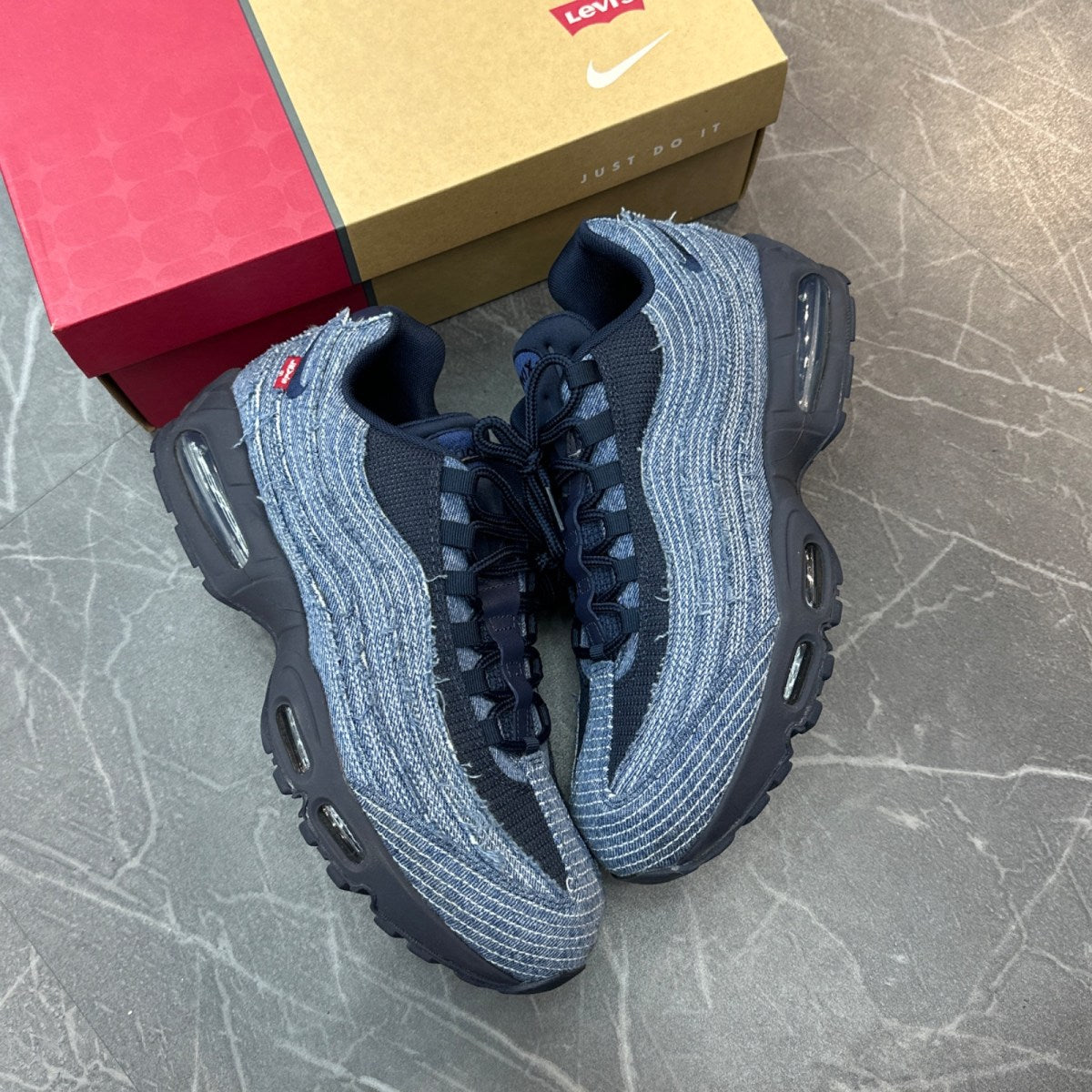 Nike Air Max 95 OG Levis Obsidian - Image 1
