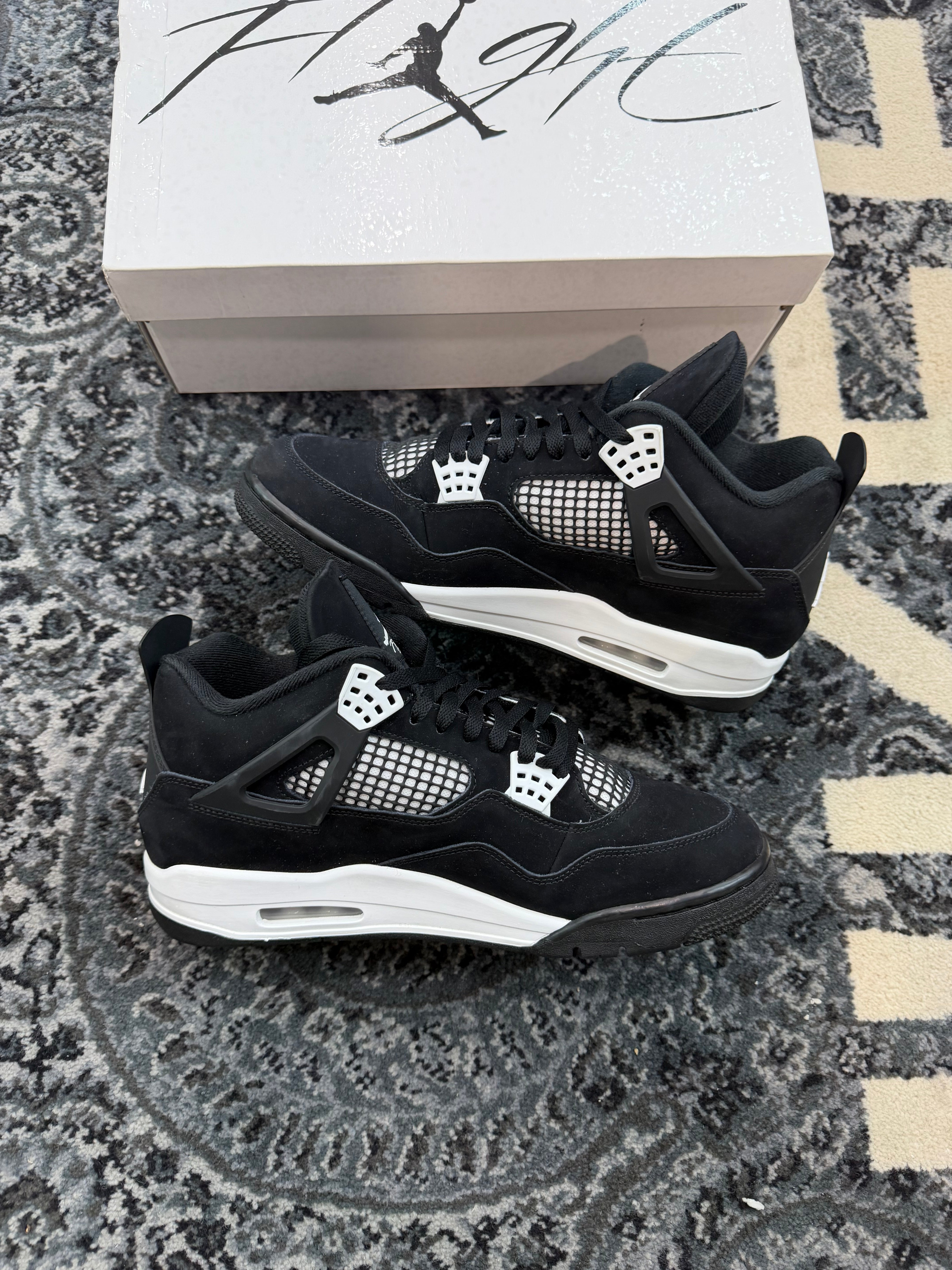 Jordan 4 “White Thunder”