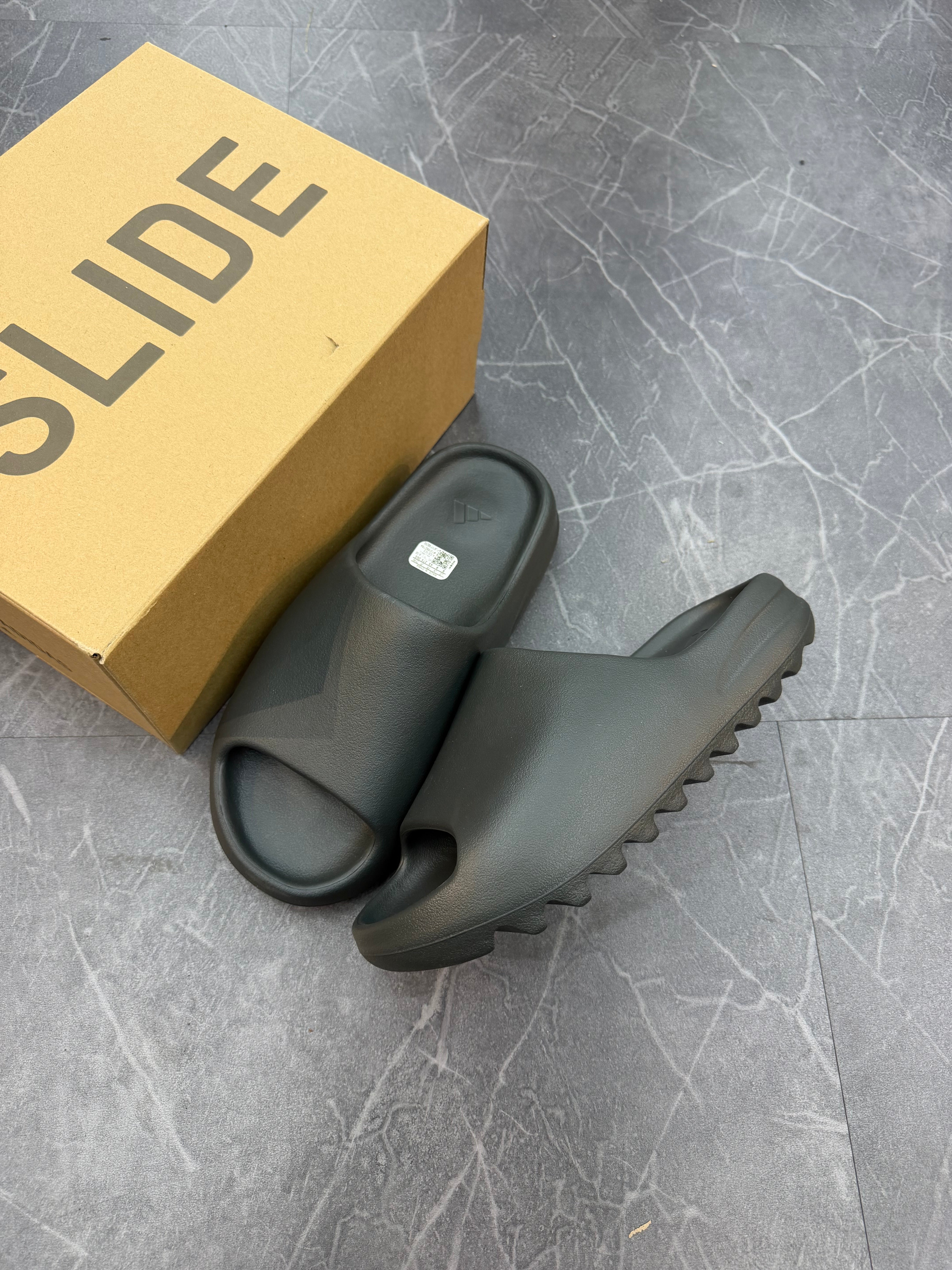 Yeezy Slide “Dark Onyx”
