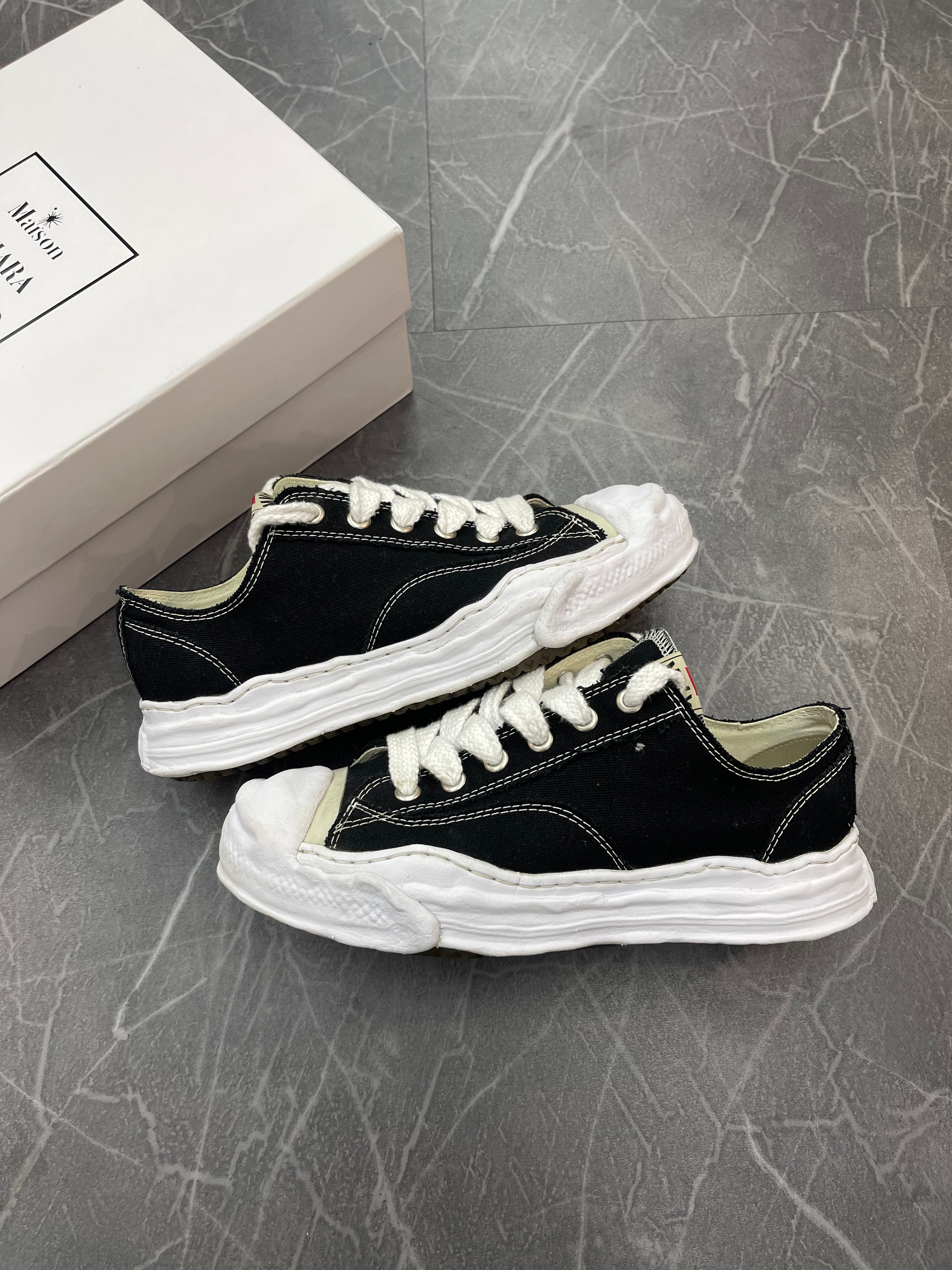 Maison Mihara Canvas Low “Black”