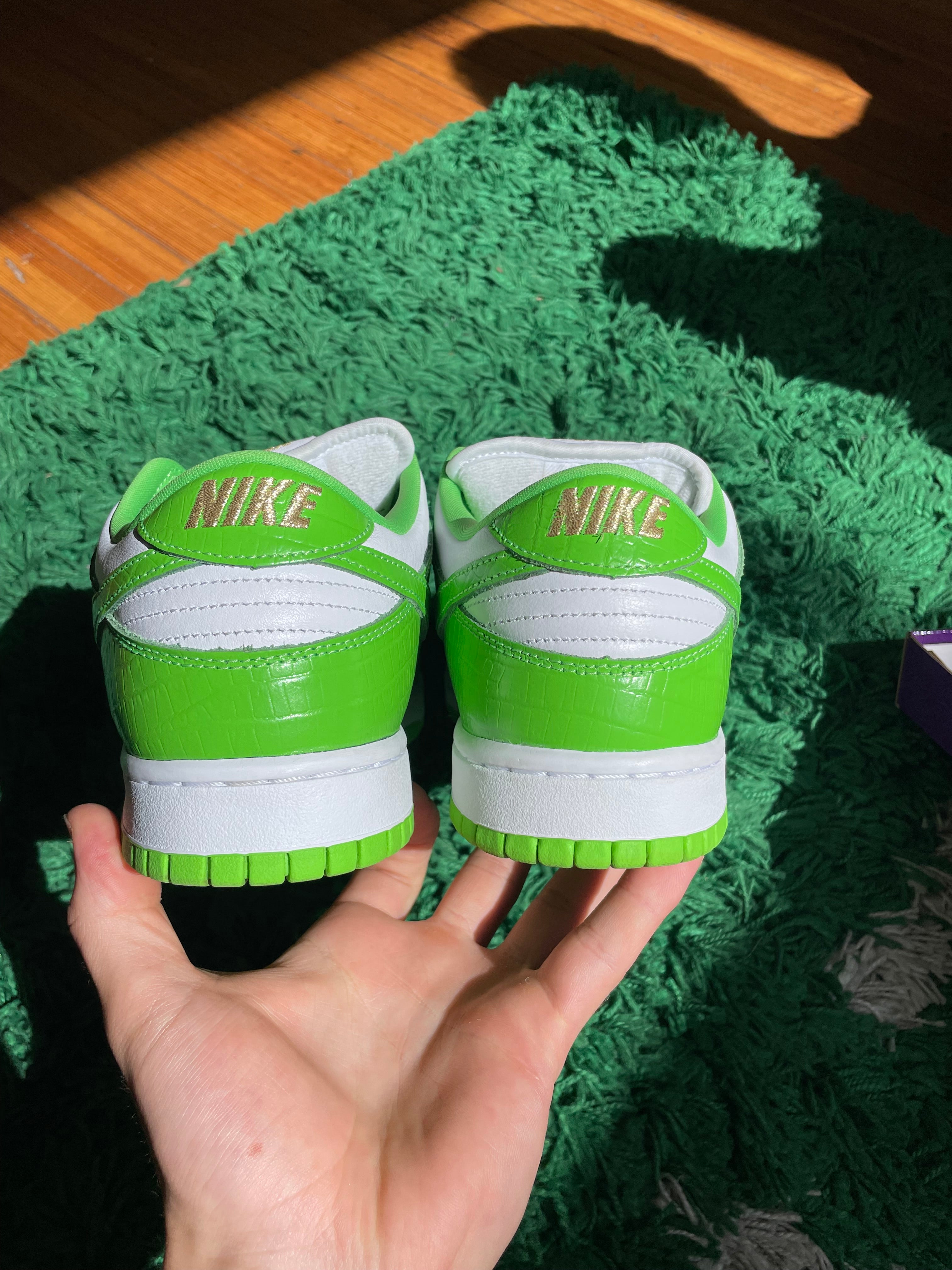 Nike Dunk Low SB x Supreme Stars “Mean Green”