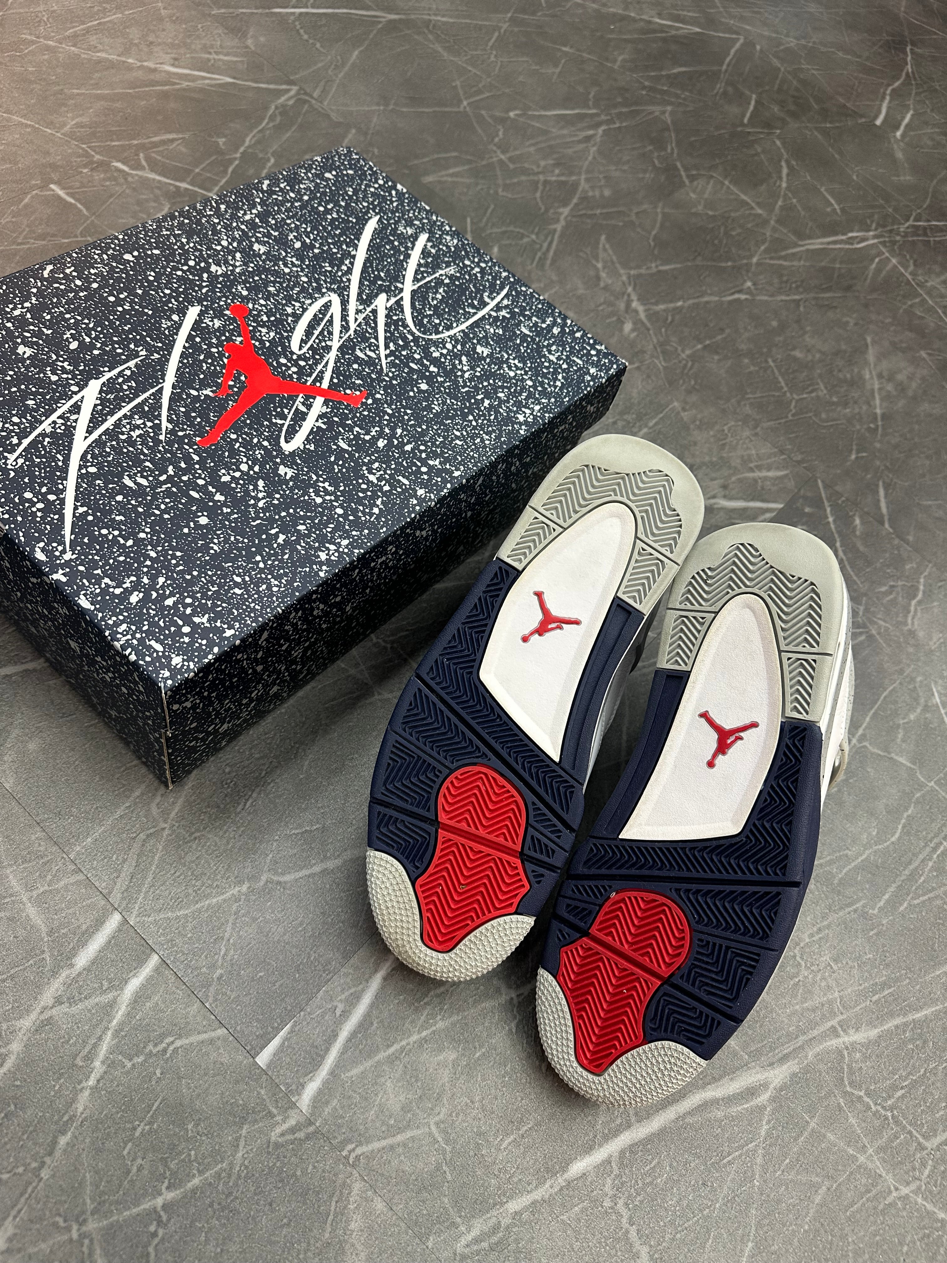 Jordan 4 “Midnight Navy”