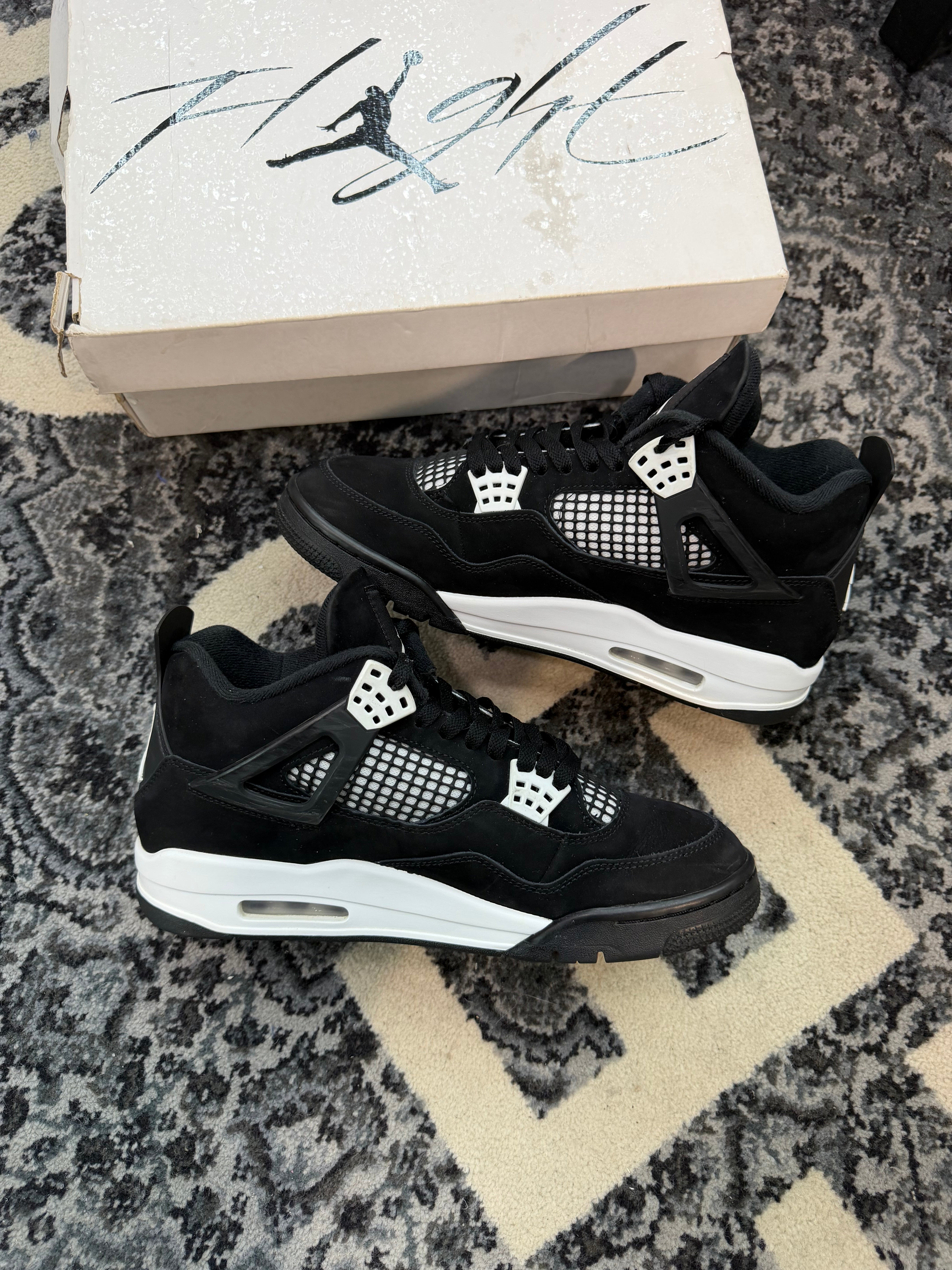 Jordan 4 “White Thunder”