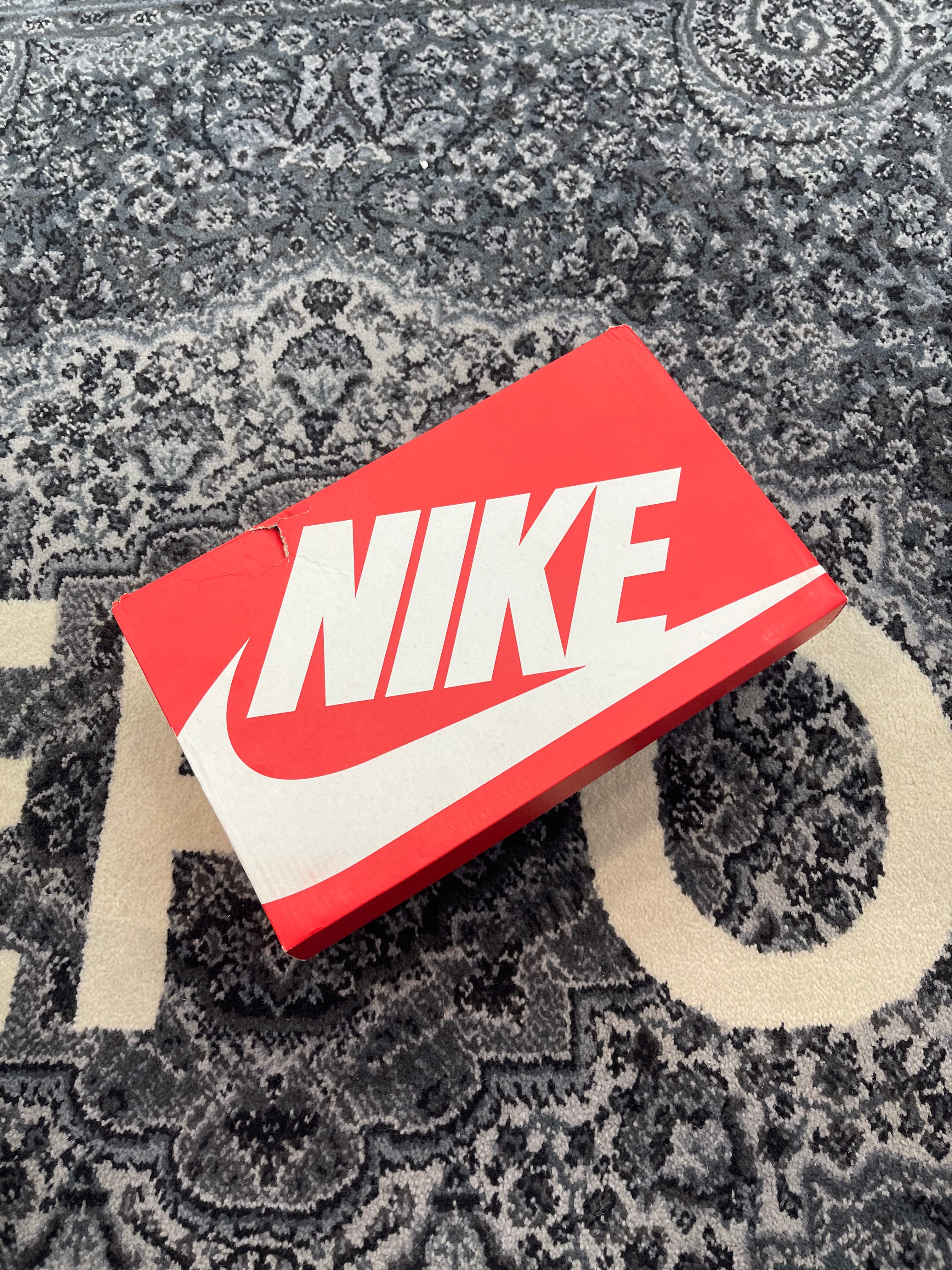 Nike Dunk Low “Friendship Knot”