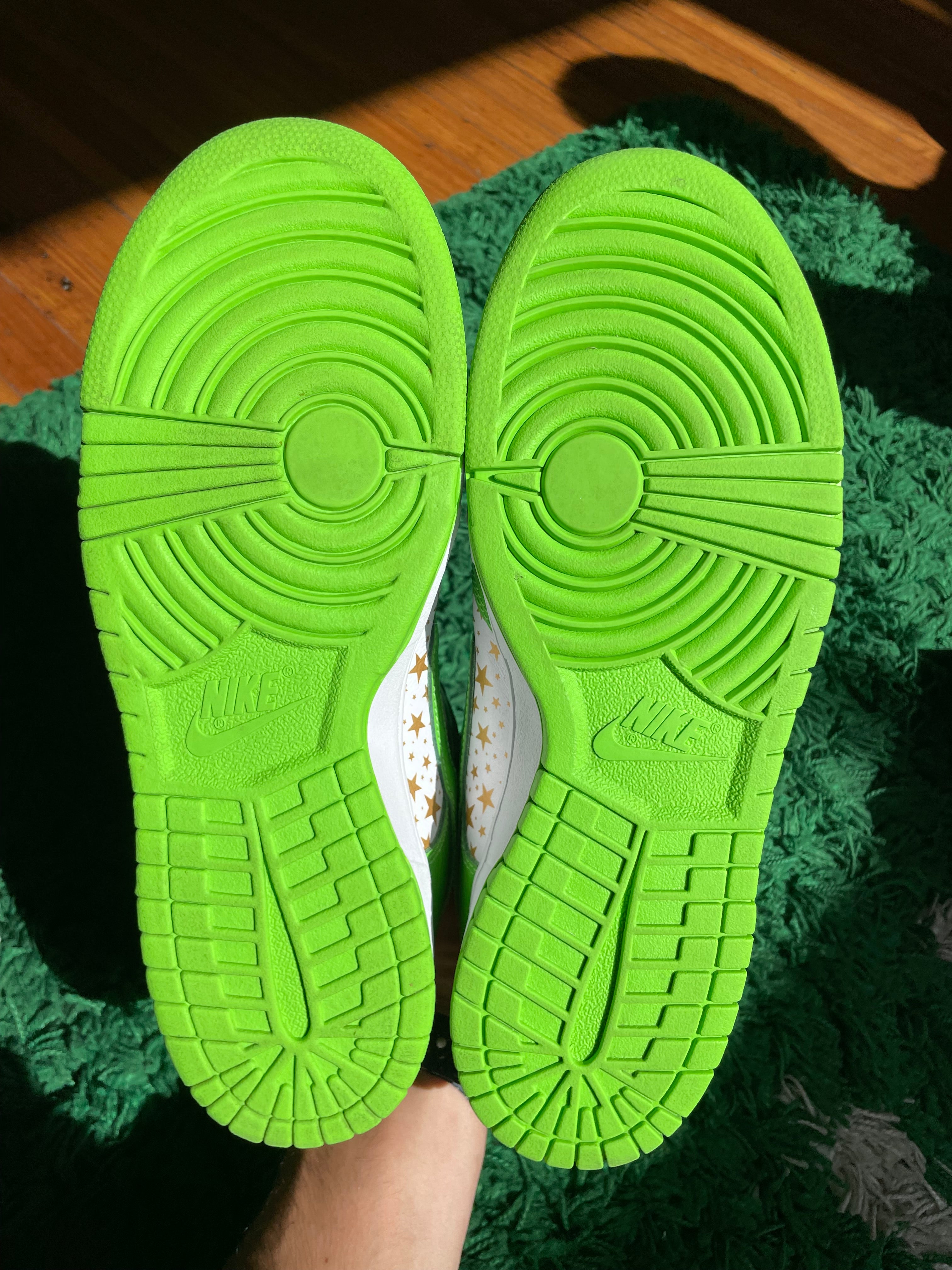 Nike Dunk Low SB x Supreme Stars “Mean Green”