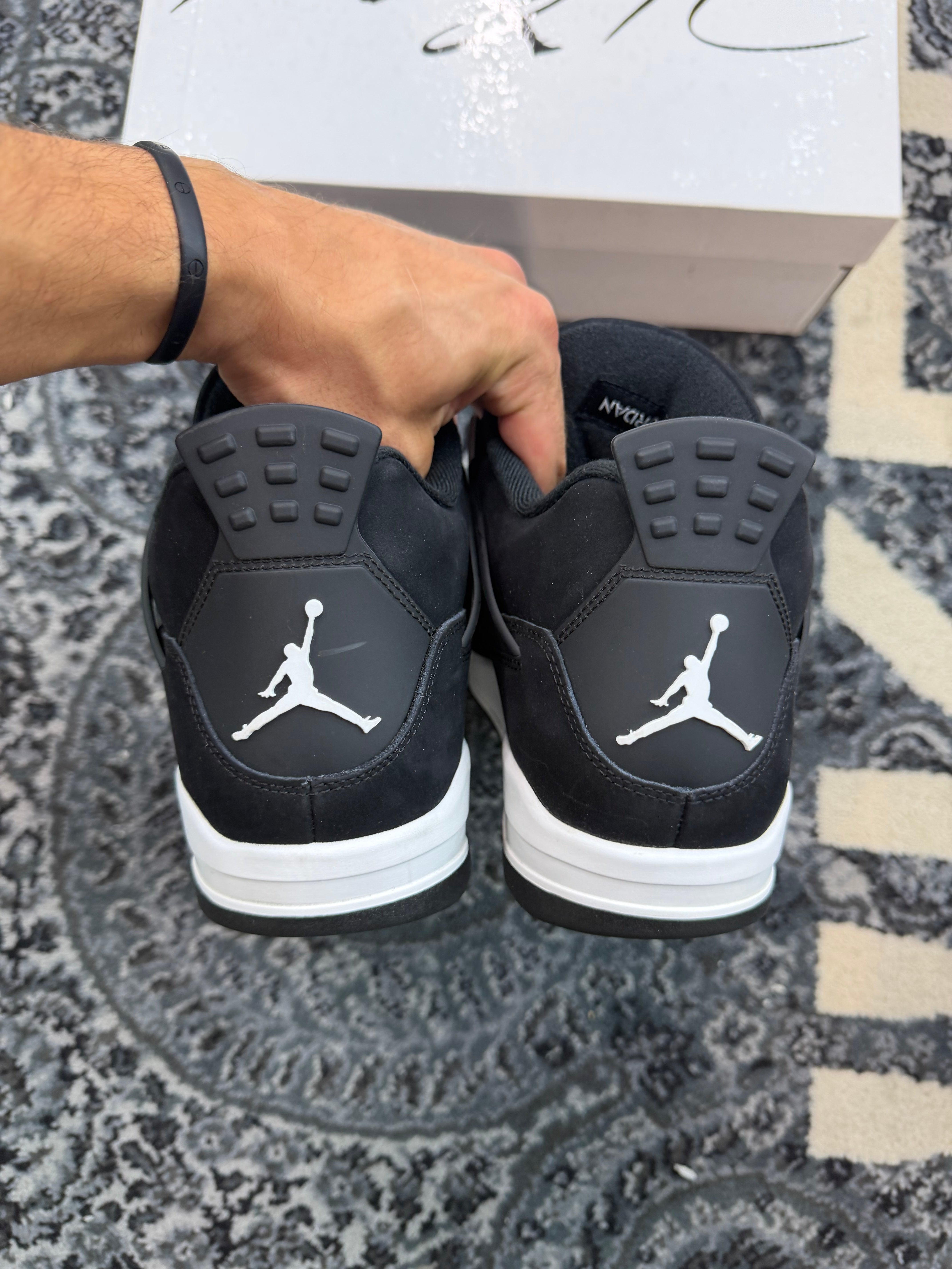 Jordan 4 “White Thunder”