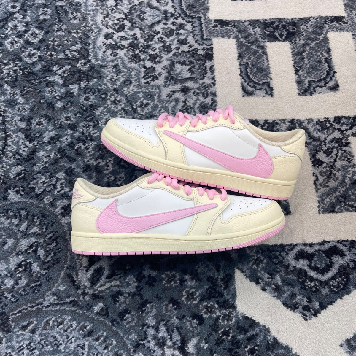 Jordan 1 Retro Low OG SP Travis Scott Shy Pink - Image 1