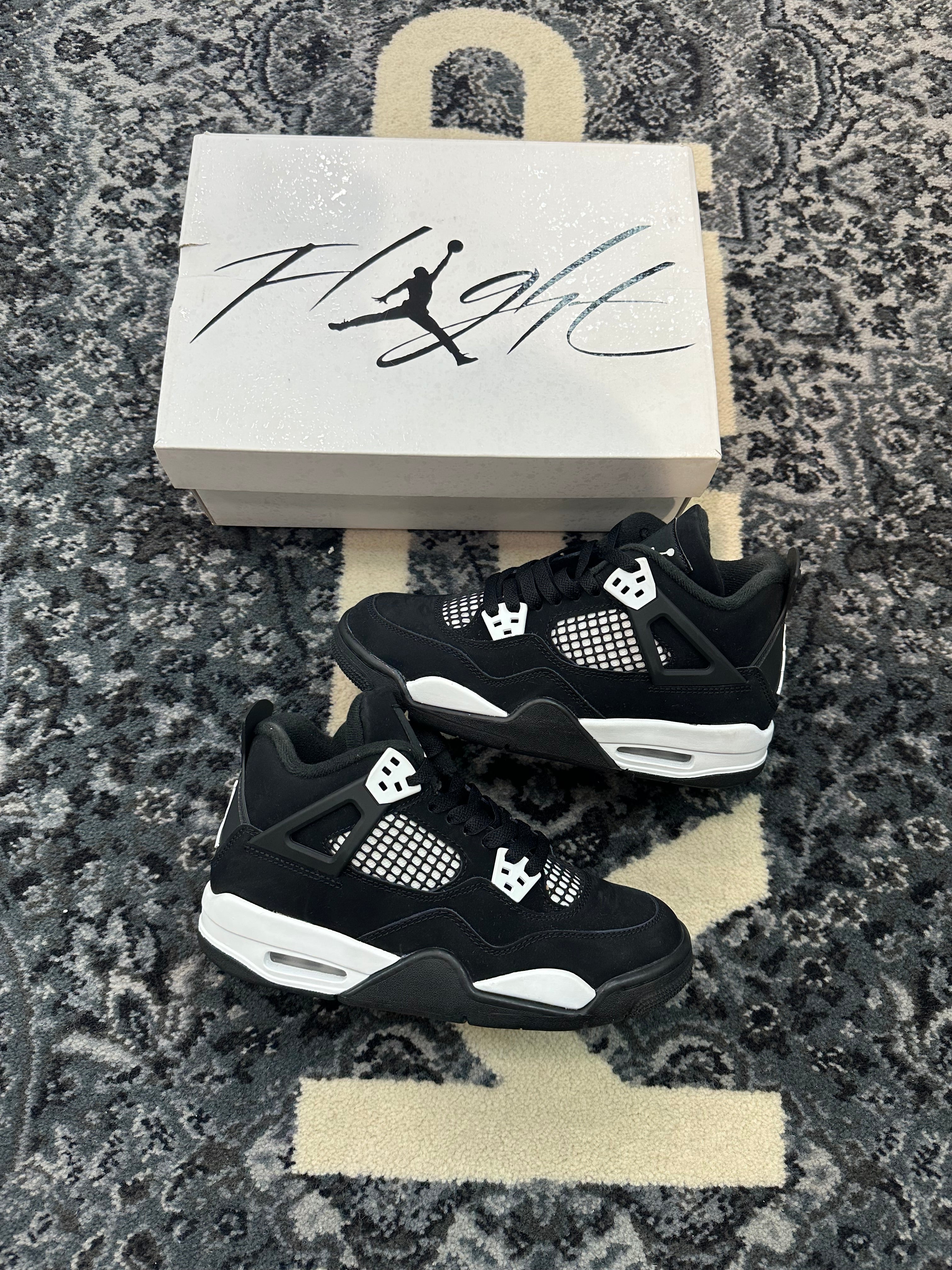 Jordan 4 “White Thunder”