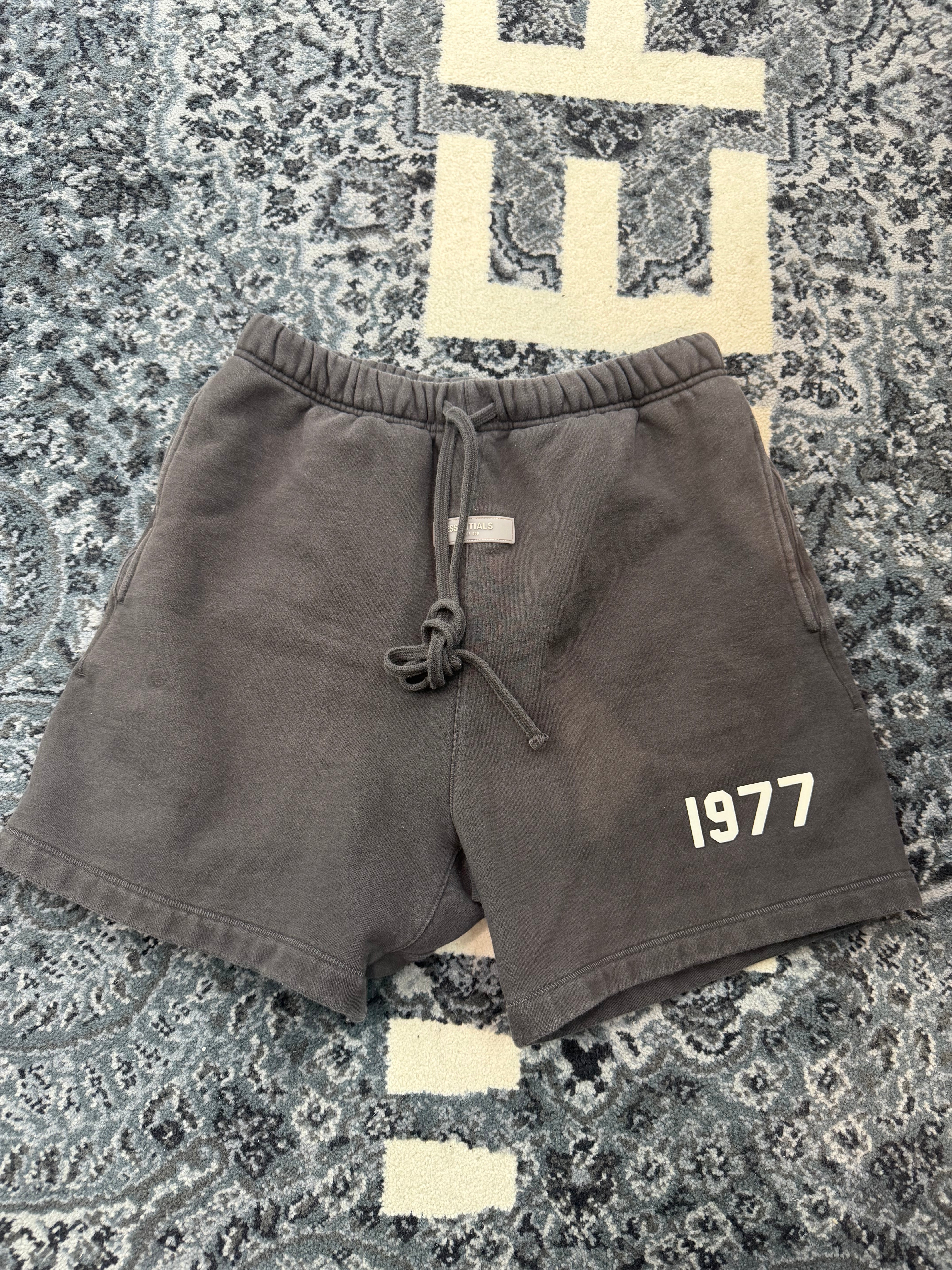 Essential Shorts “1977”
