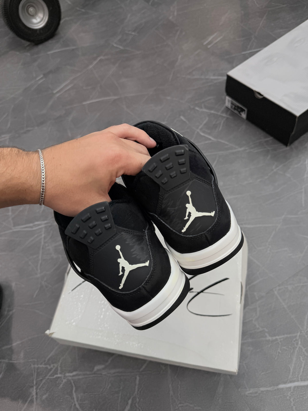 Jordan 4 White Thunder