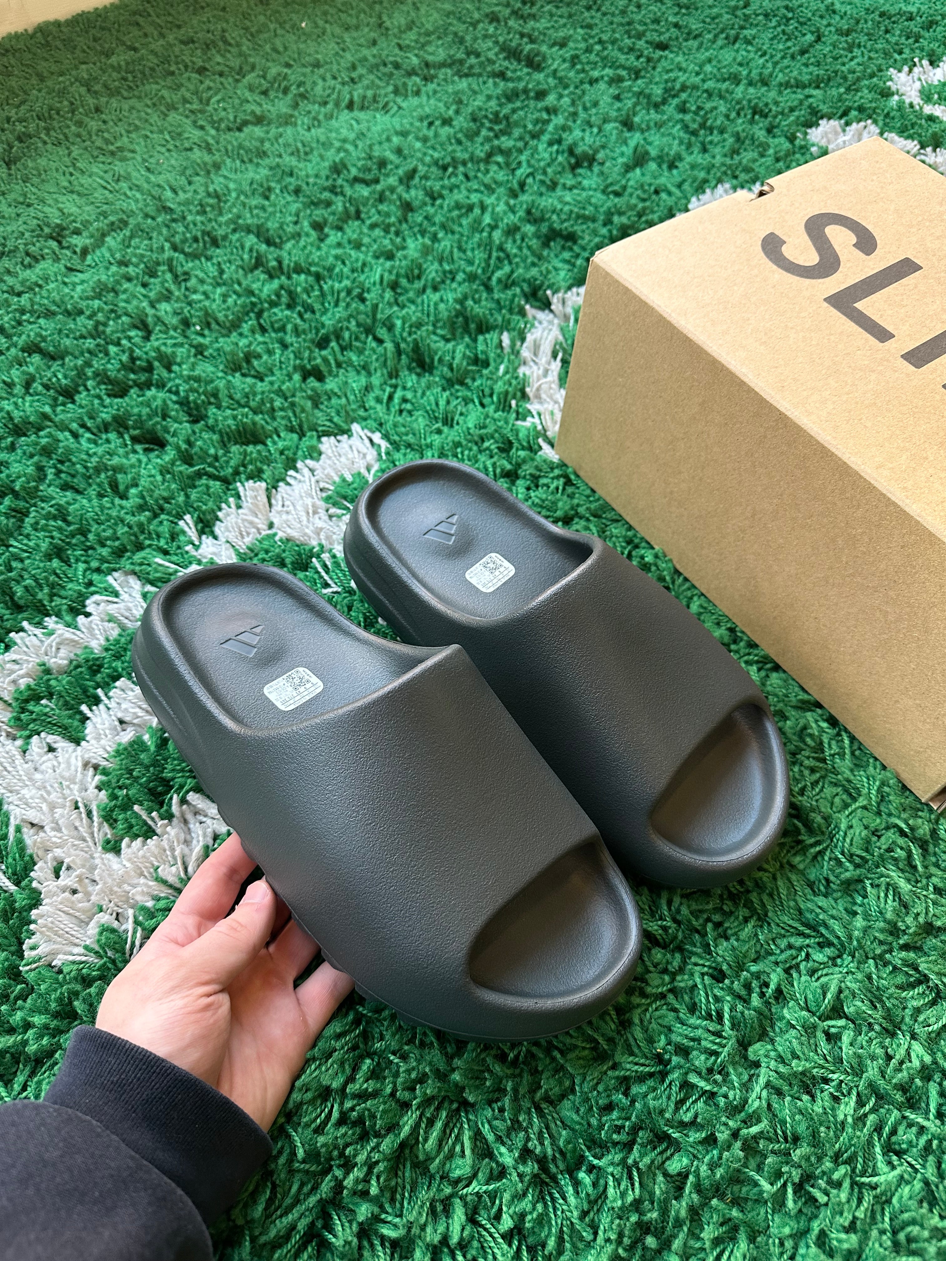 Yeezy Slide “Dark Onyx”