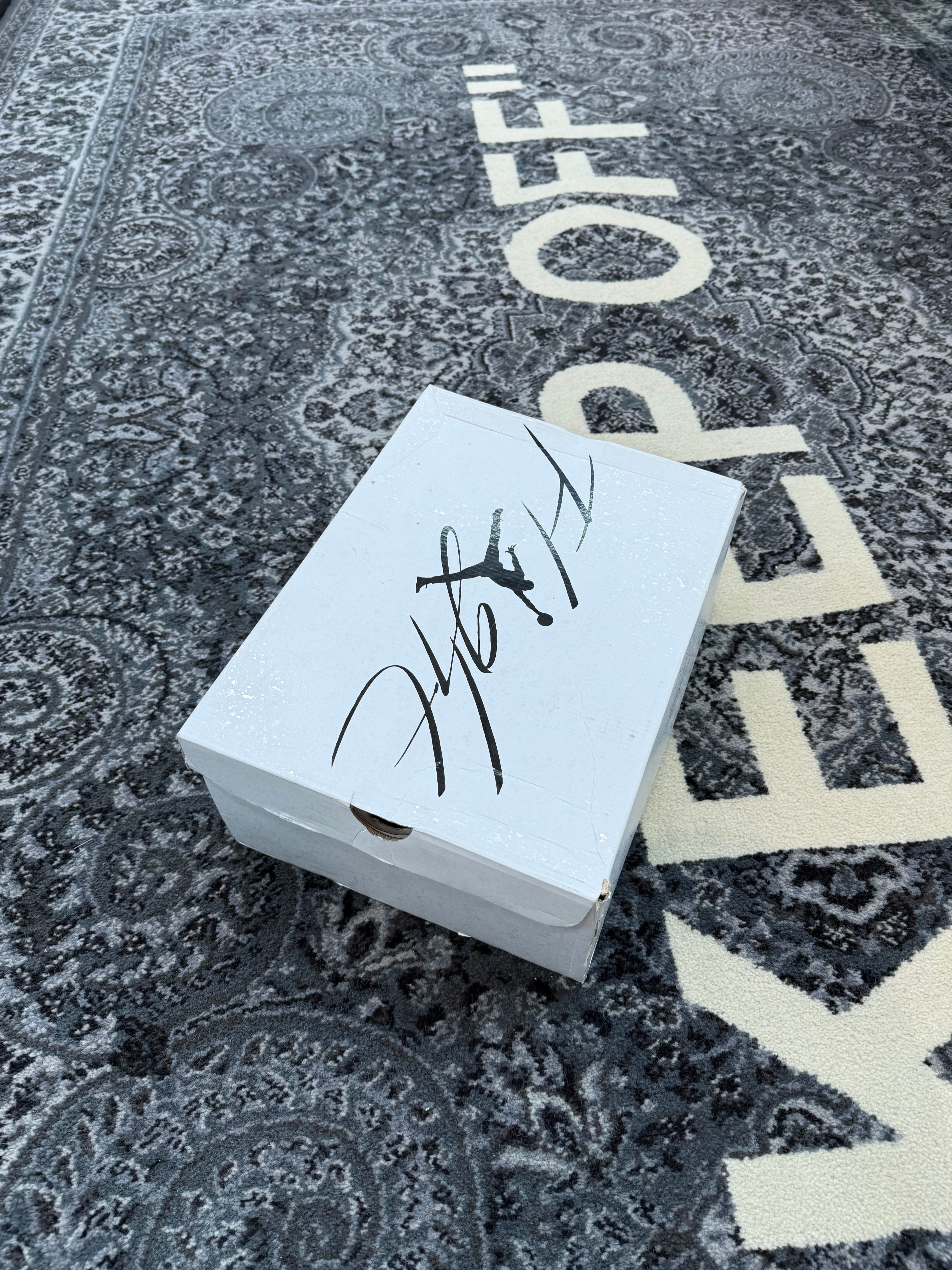 Jordan 4 “White Thunder”