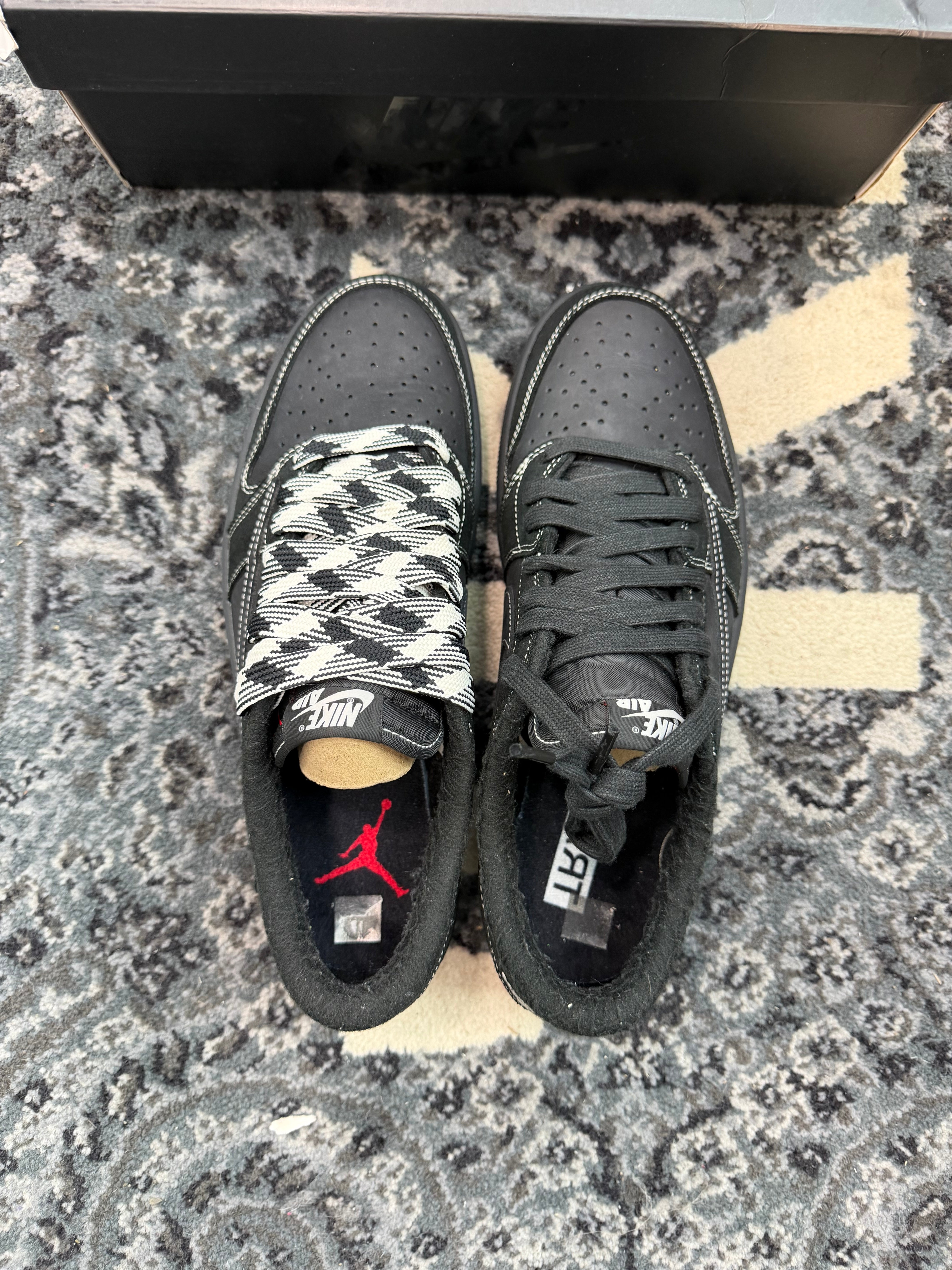 Jordan 1 Low Travis Scott “Phantom”
