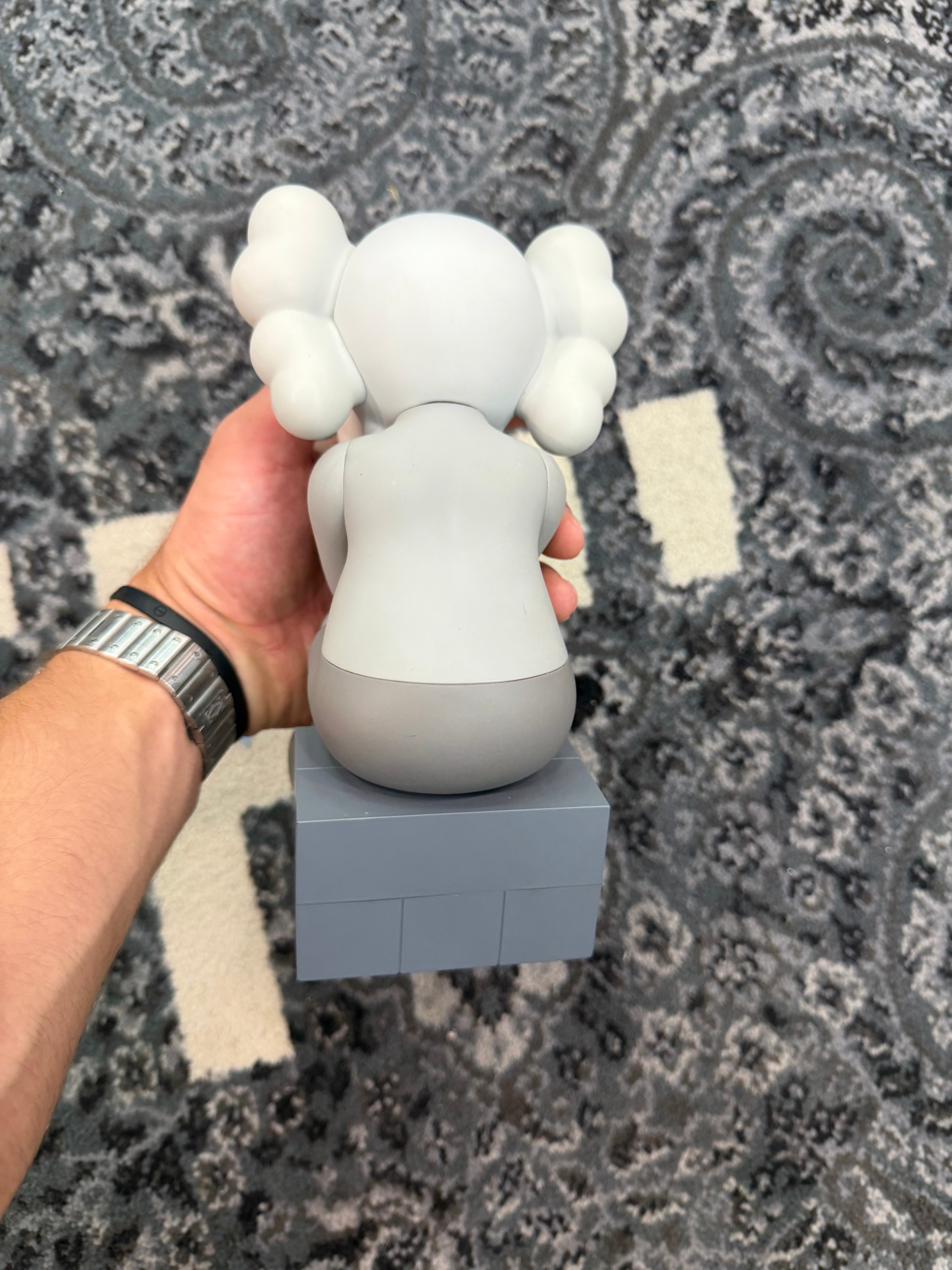 Kaws Open Edition “Passing Through”