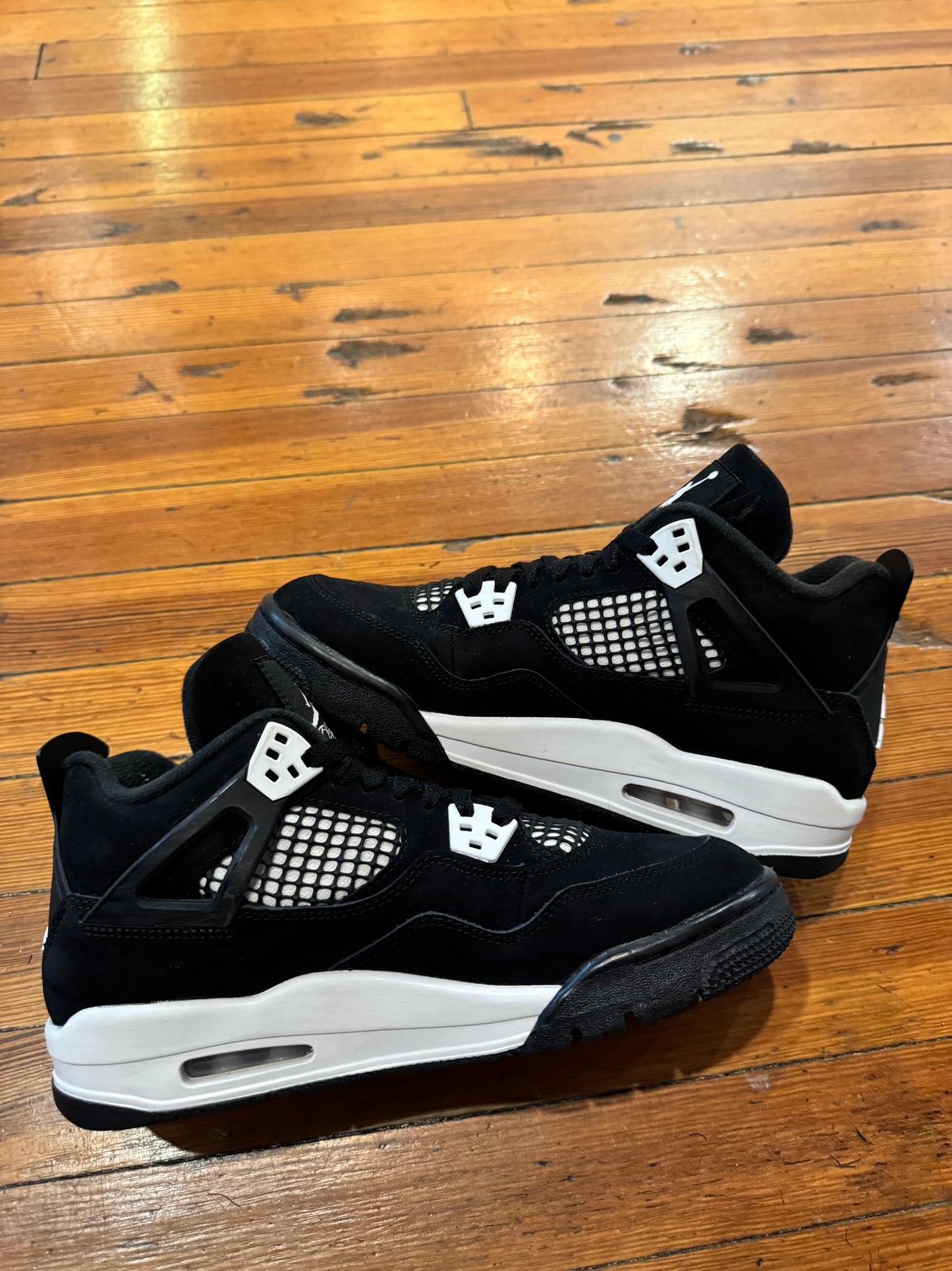 Jordan 4 “White Thunder”