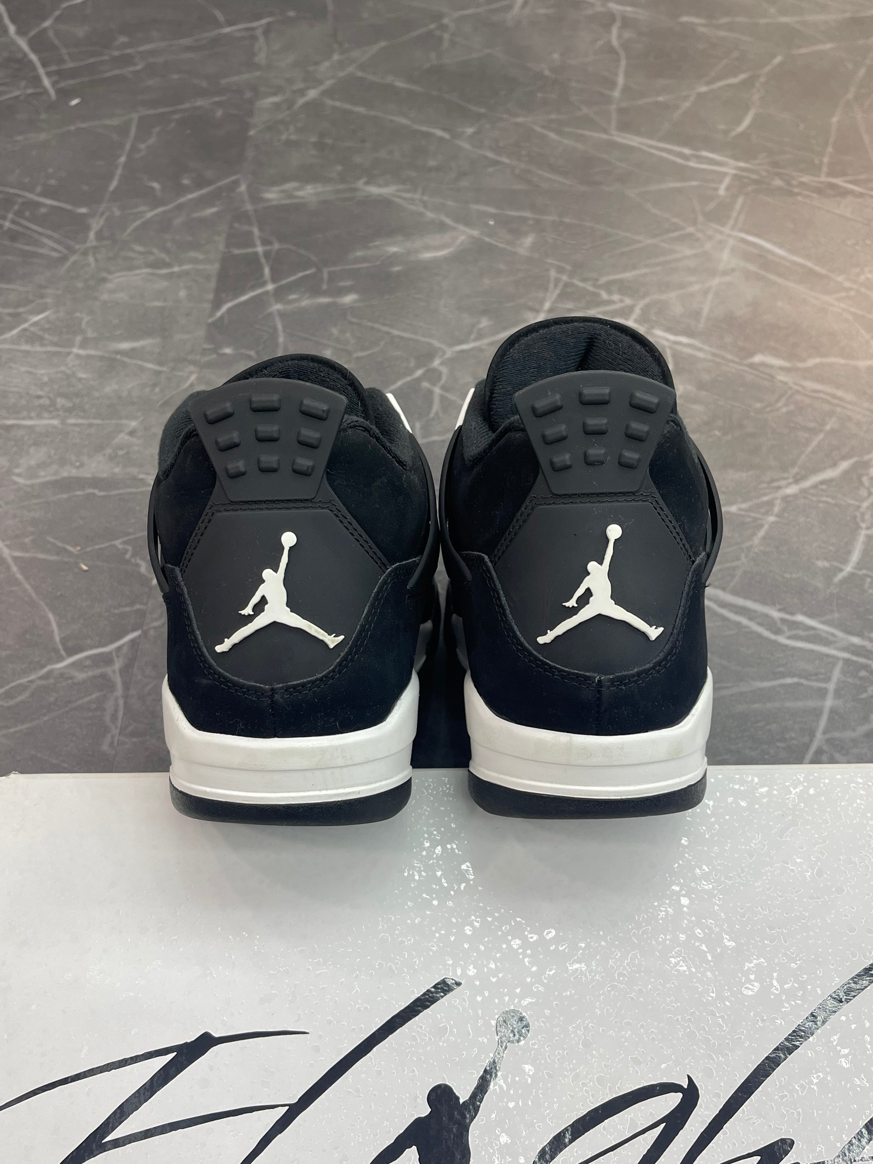 Jordan 4 “White Thunder”