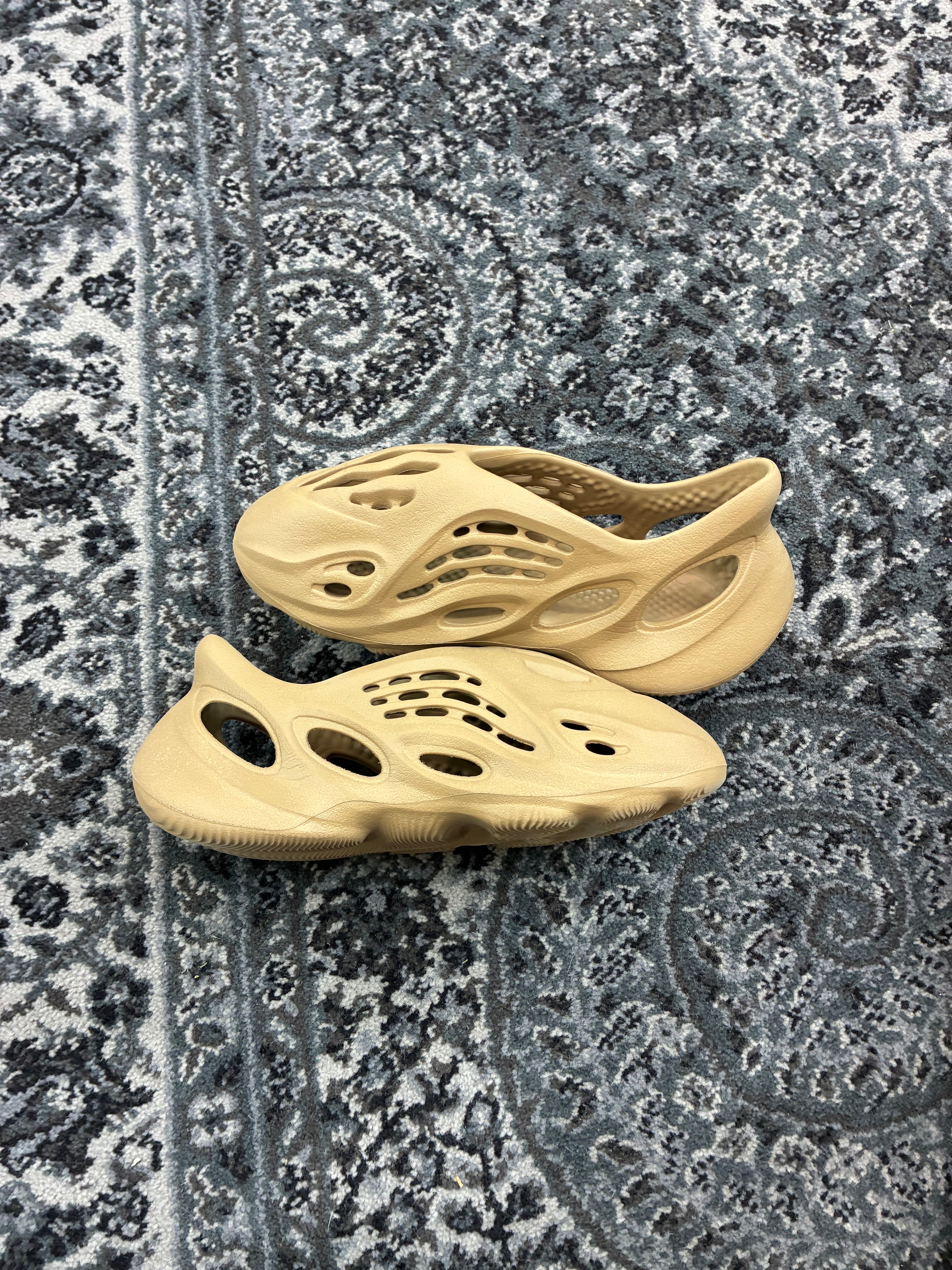 Yeezy Foam RNR “Clay Taupe”