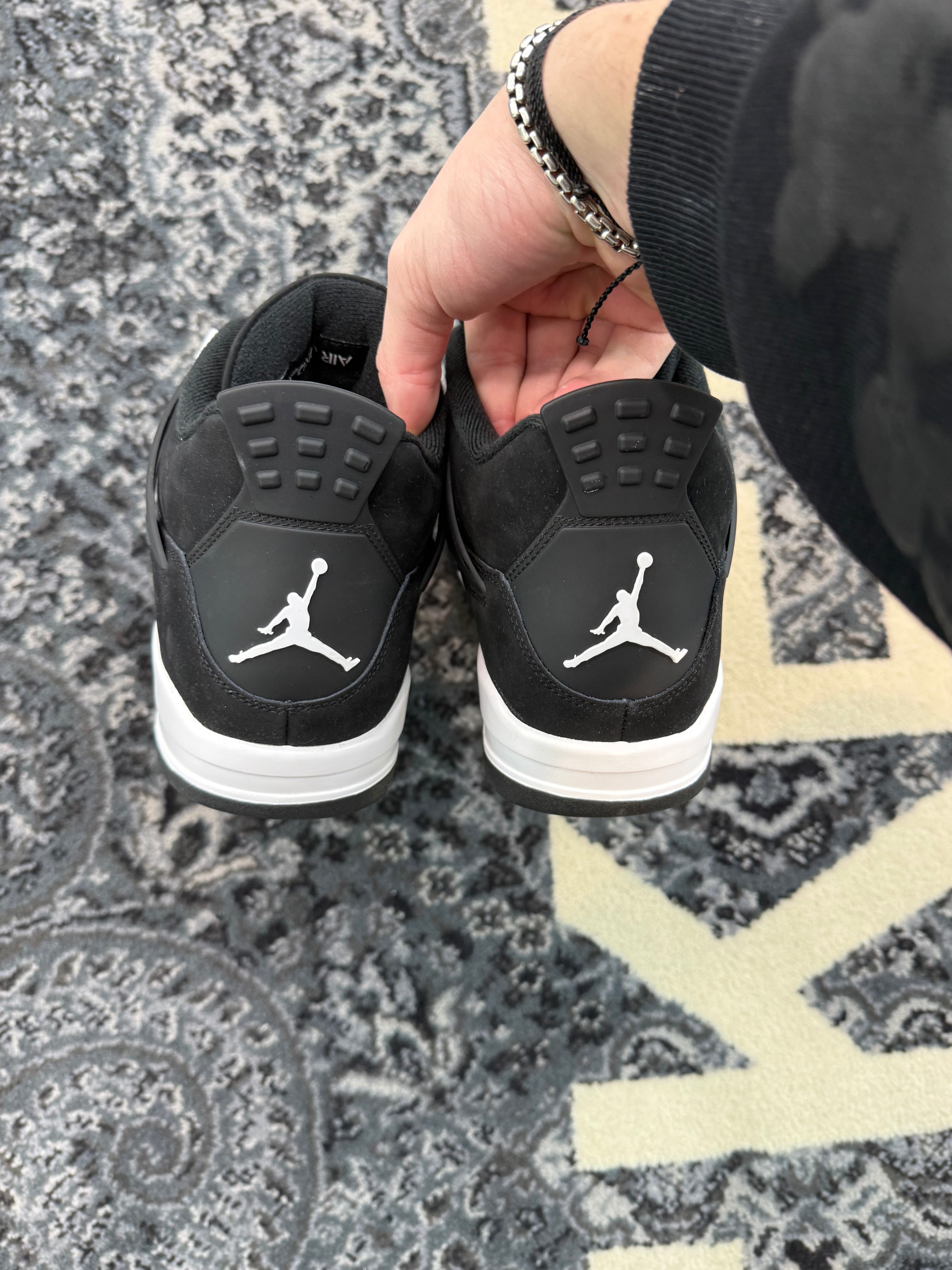 Jordan 4 “White Thunder”