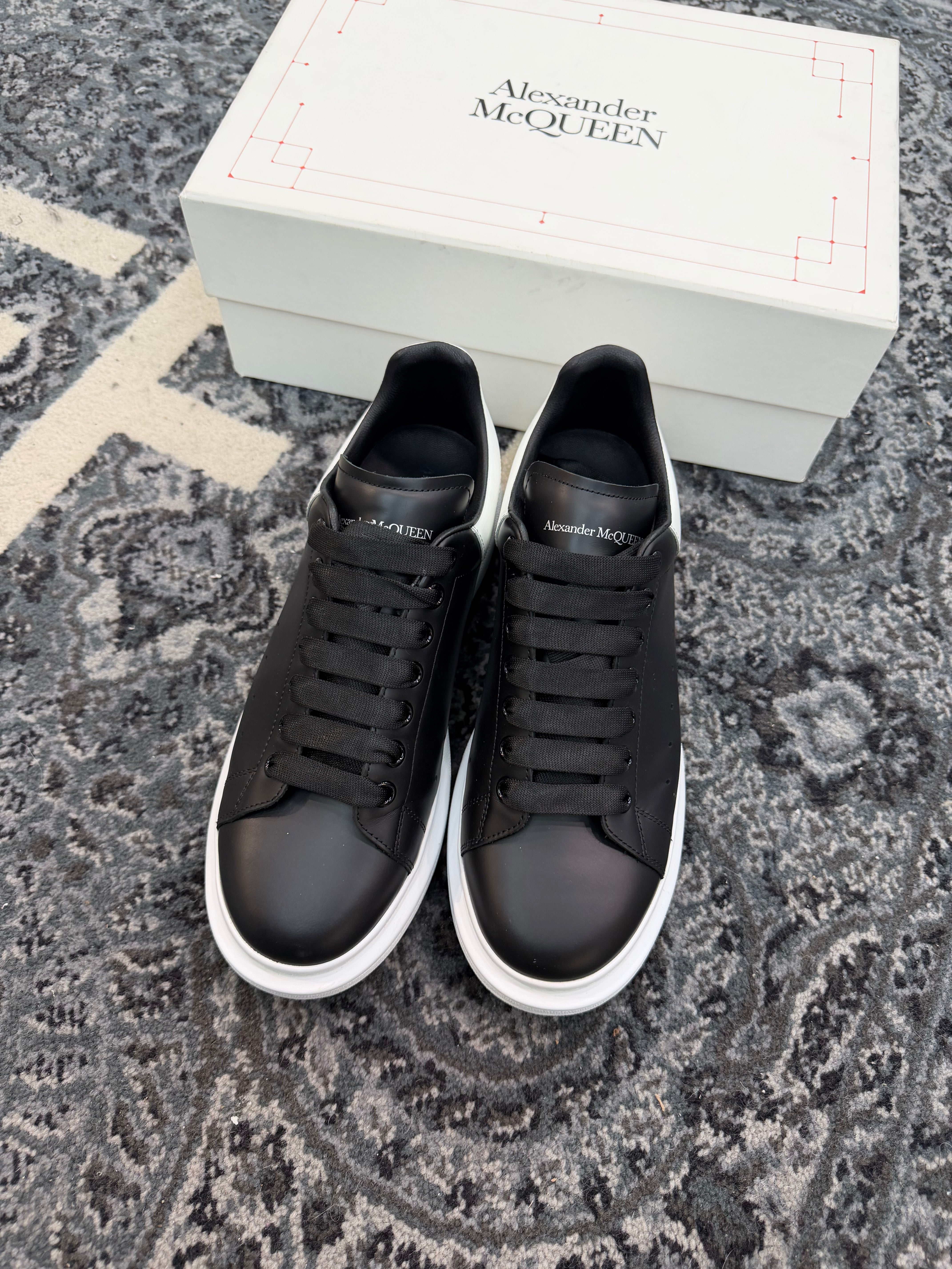 Alexander McQueen “Black White”