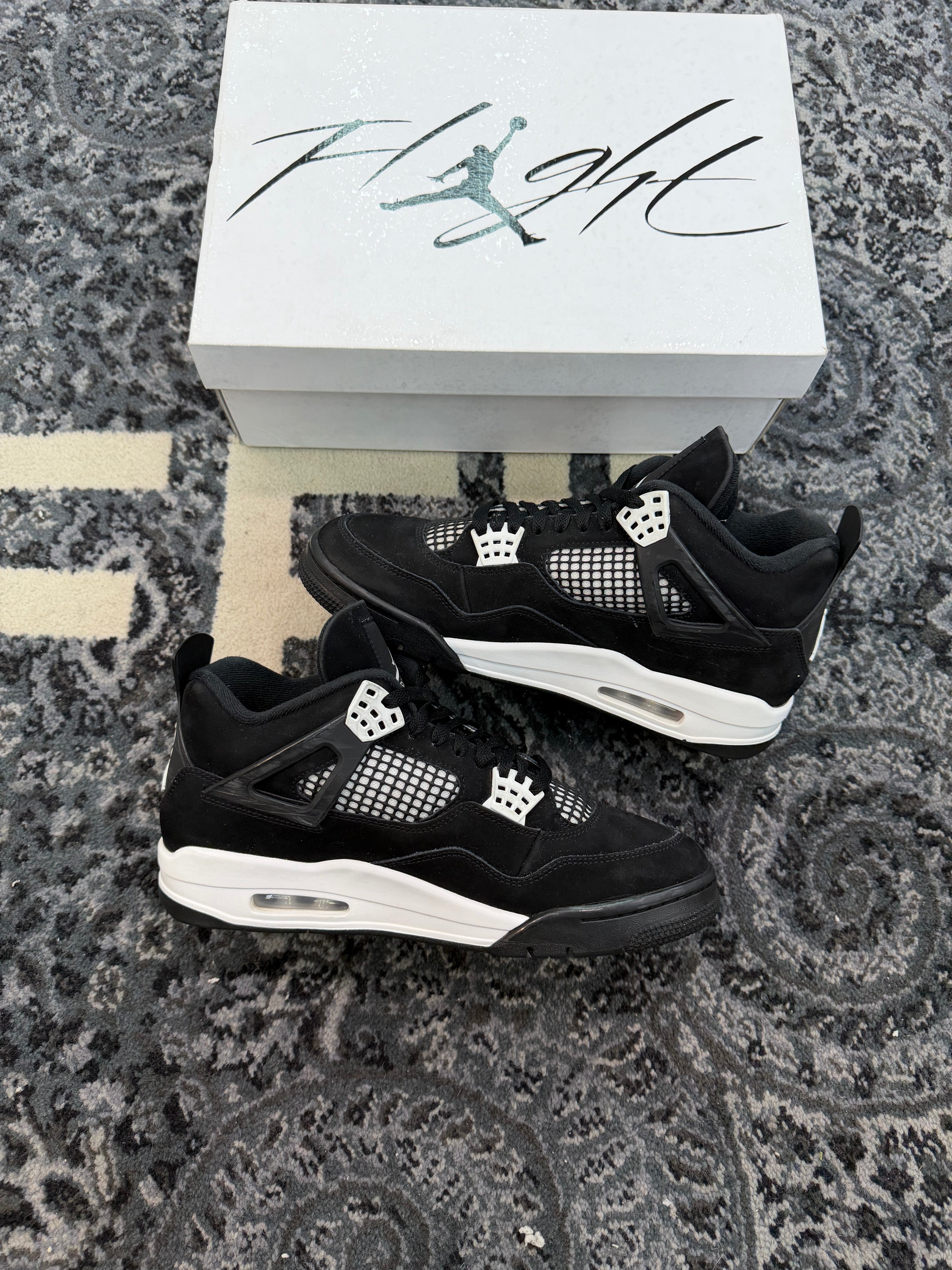 Jordan 4 “White Thunder”