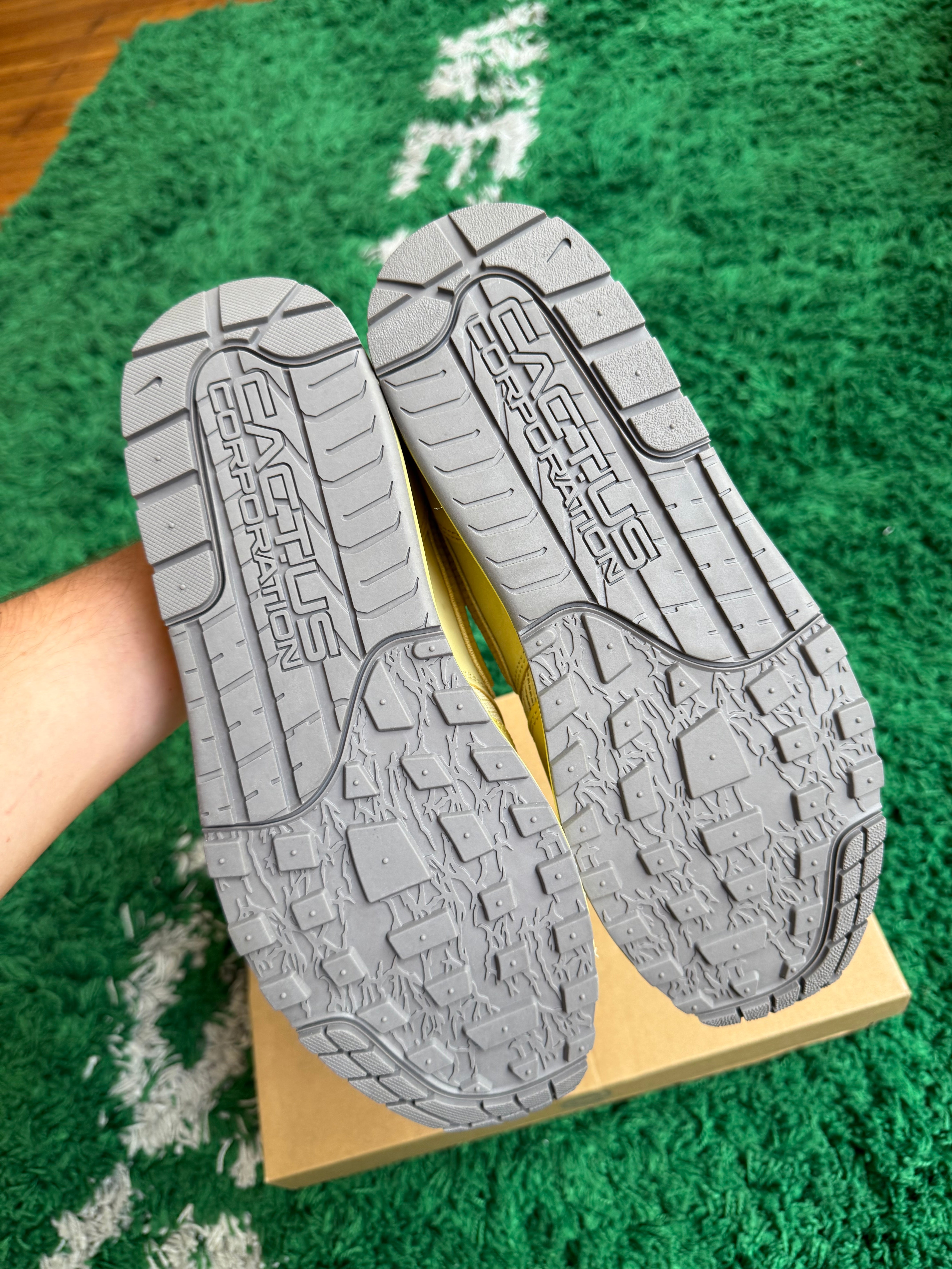 Nike Air Max 1 Travis Scott Cactus Jack Saturn Gold