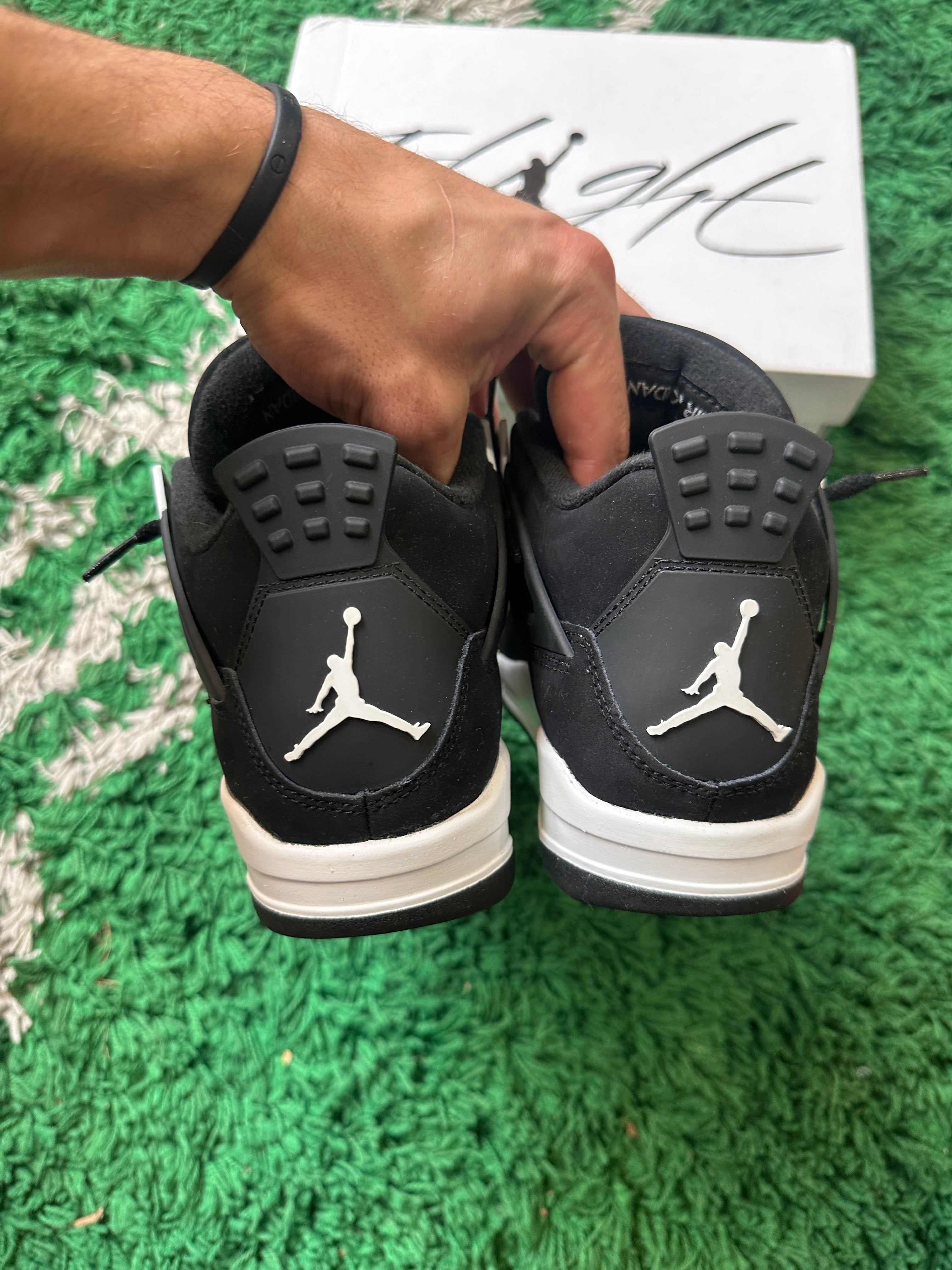 Jordan 4 “White Thunder”