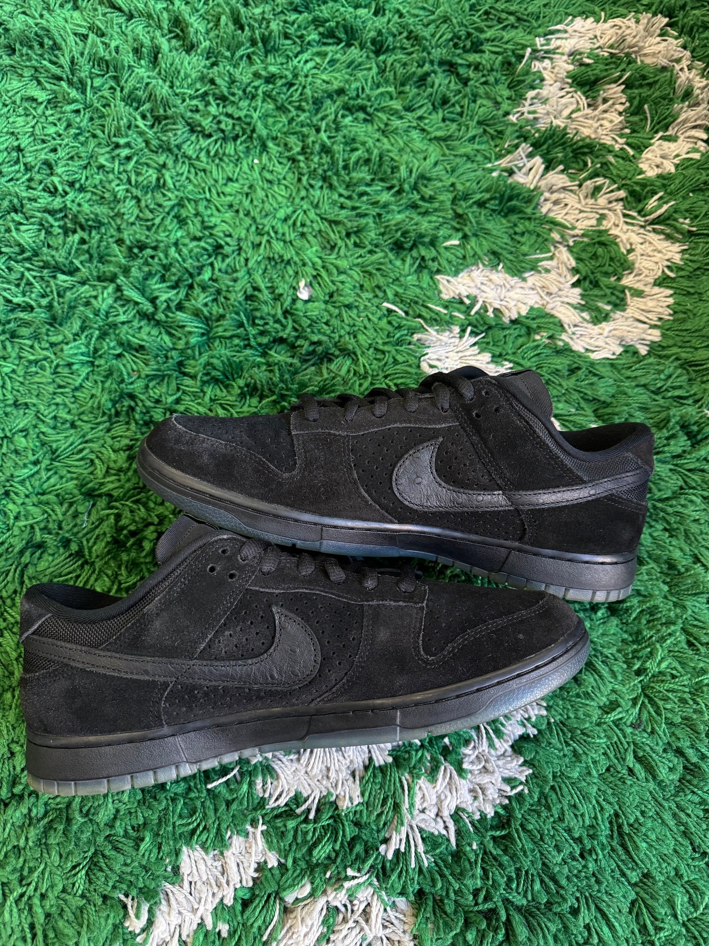 Nike Dunk Low x Undefeated “5 on it”