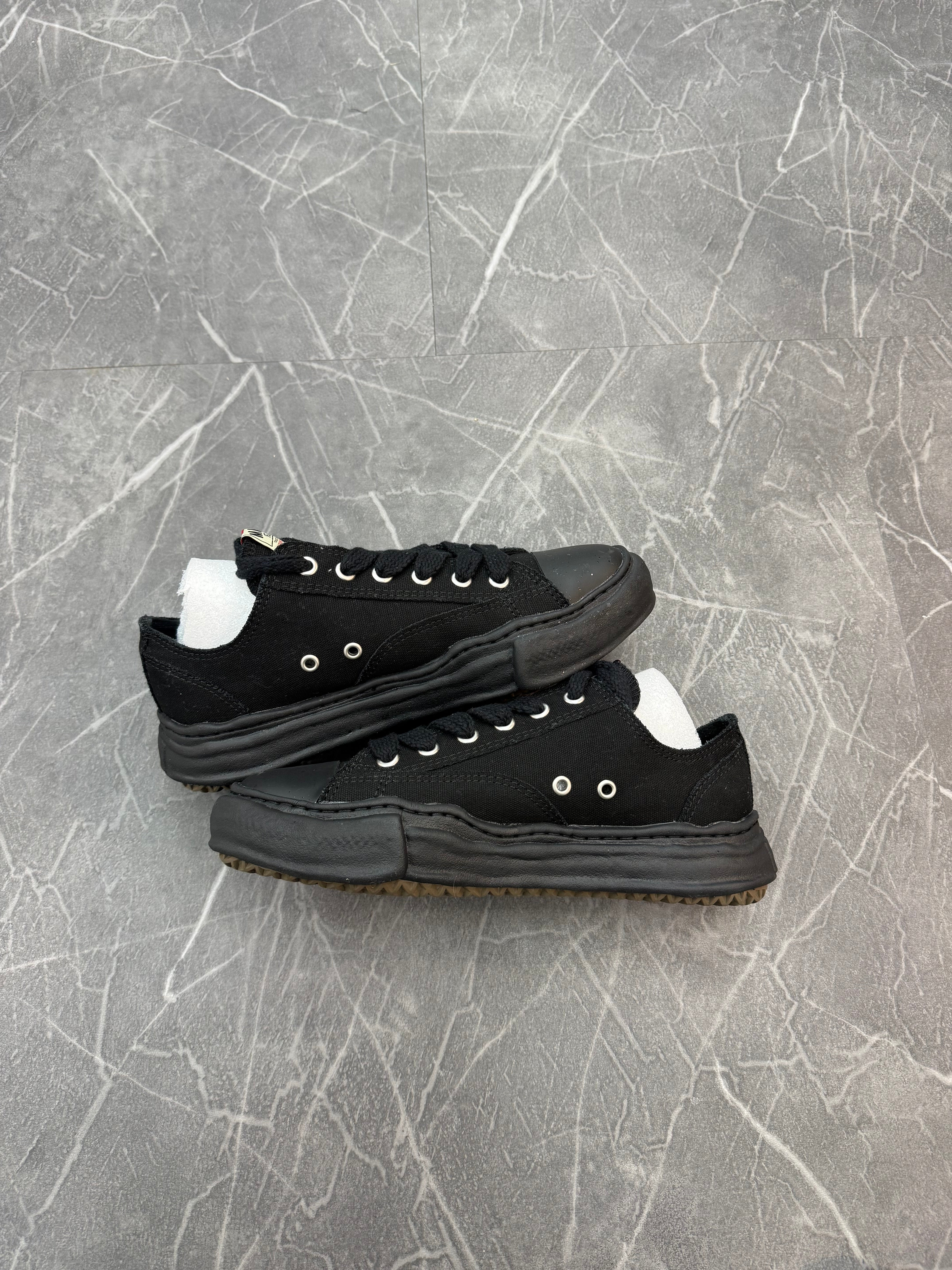 Maison Mihara Yasuhiro “Black on Black”