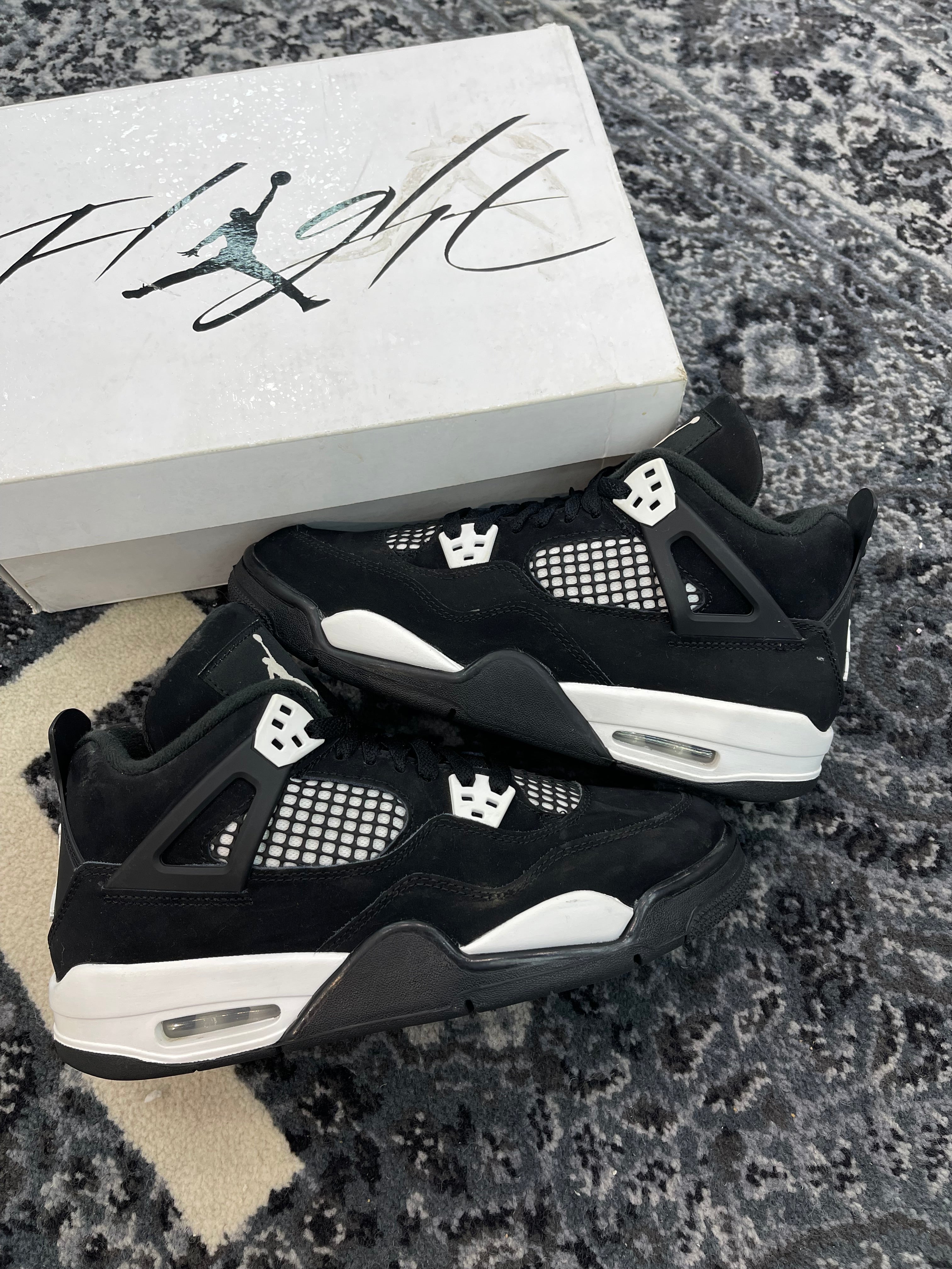 Jordan 4 “White Thunder”