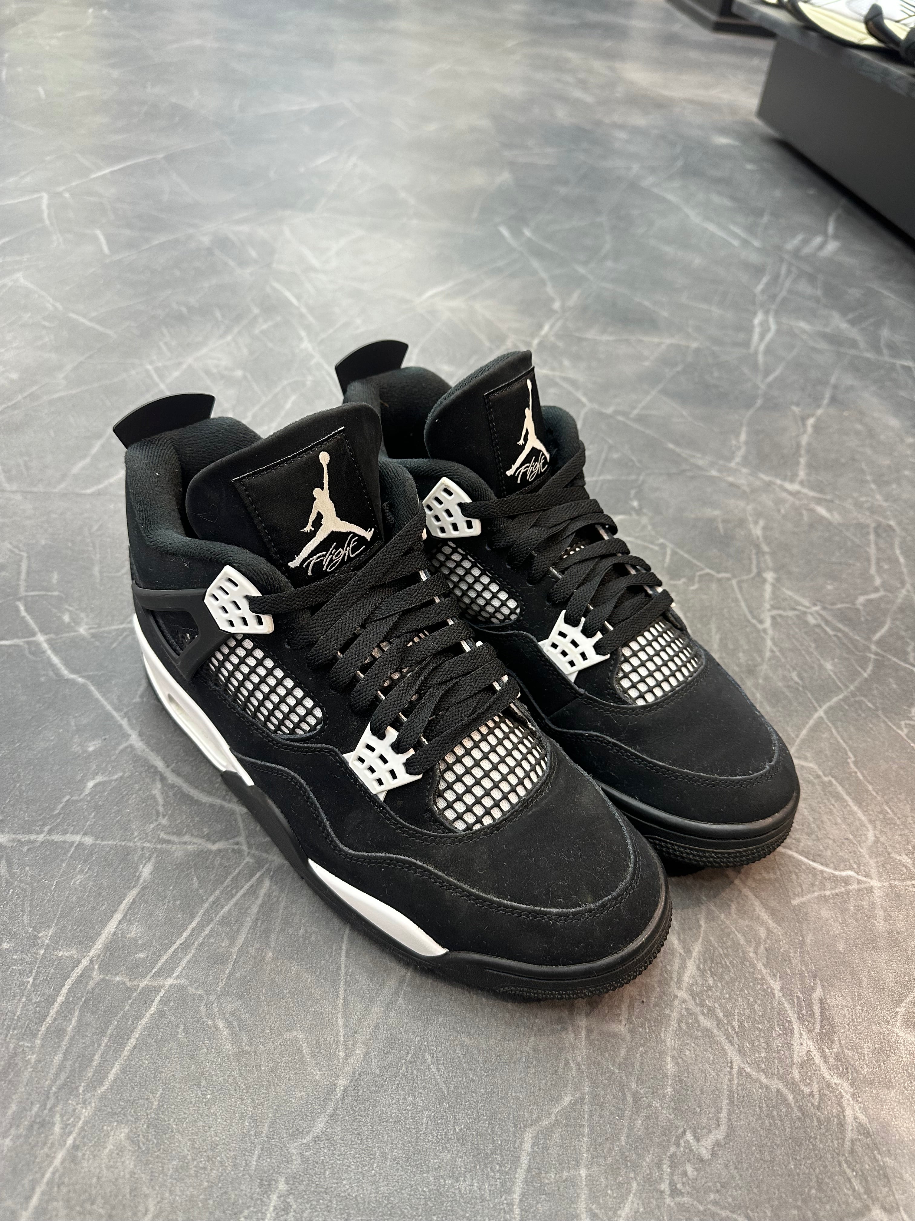 Jordan 4 “White Thunder”